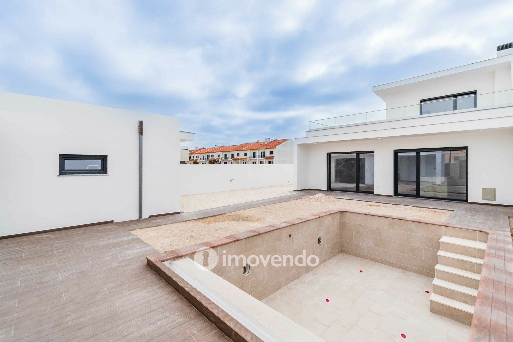 Moradia T4 moderna, com piscina de água salgada e garagem, no Montijo