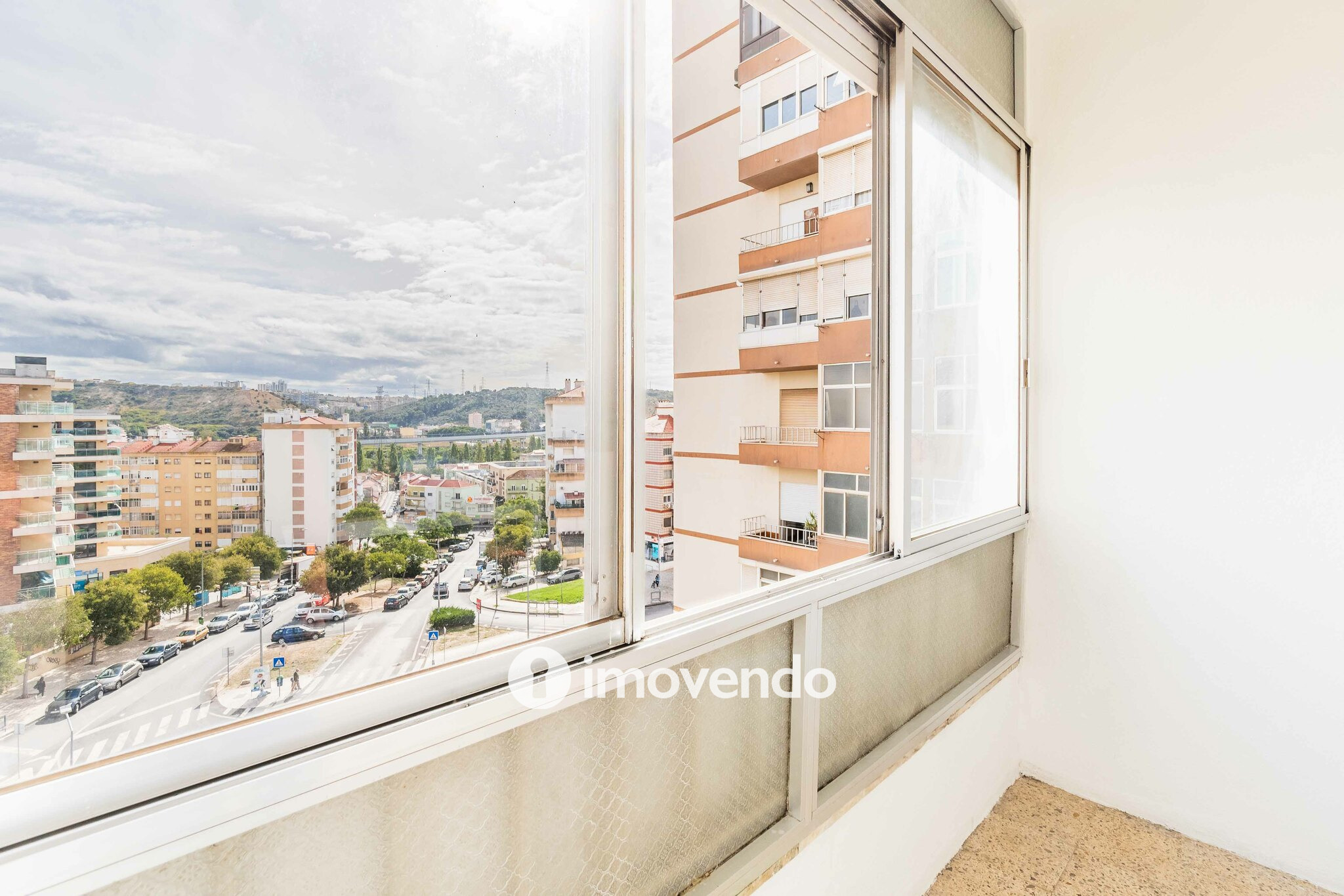 Apartamento T2 com áreas amplas, em Odivelas