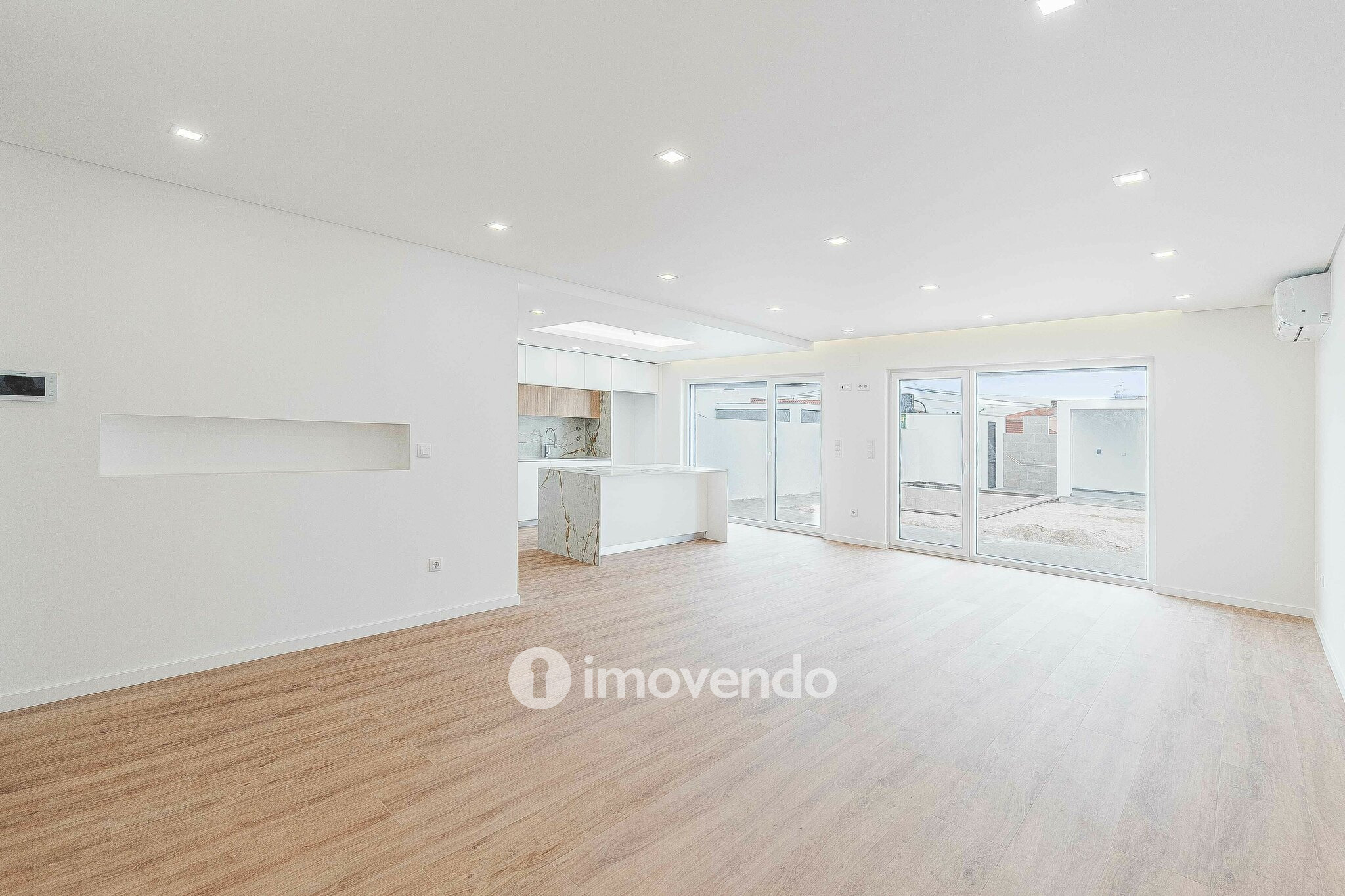 Moradia T4 moderna, com piscina de água salgada e garagem, no Montijo