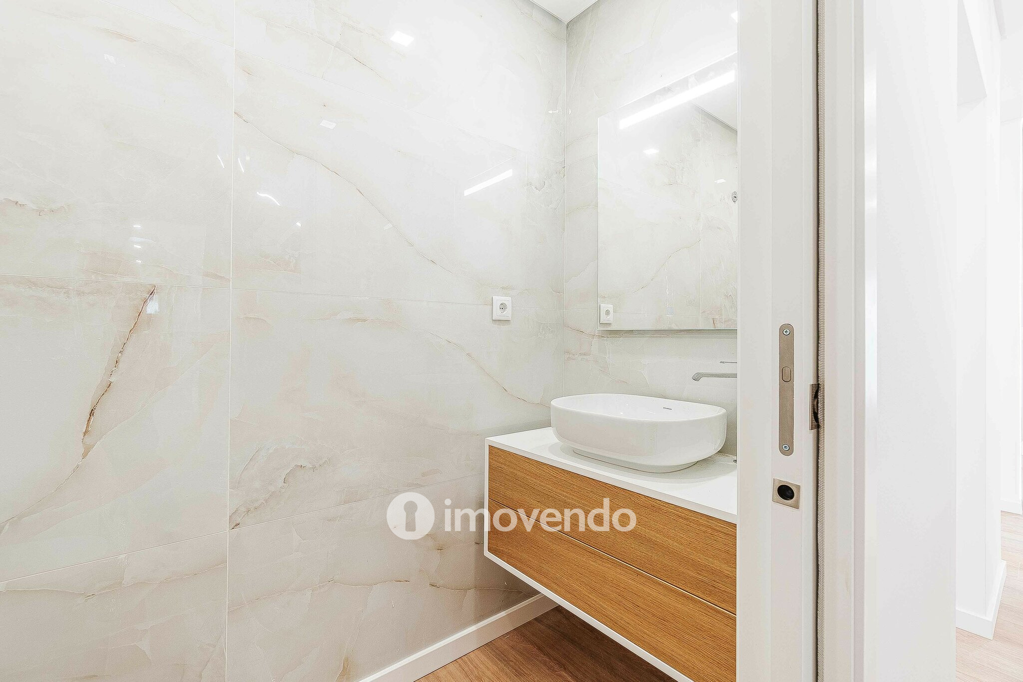 Moradia T4 moderna, com piscina de água salgada e garagem, no Montijo