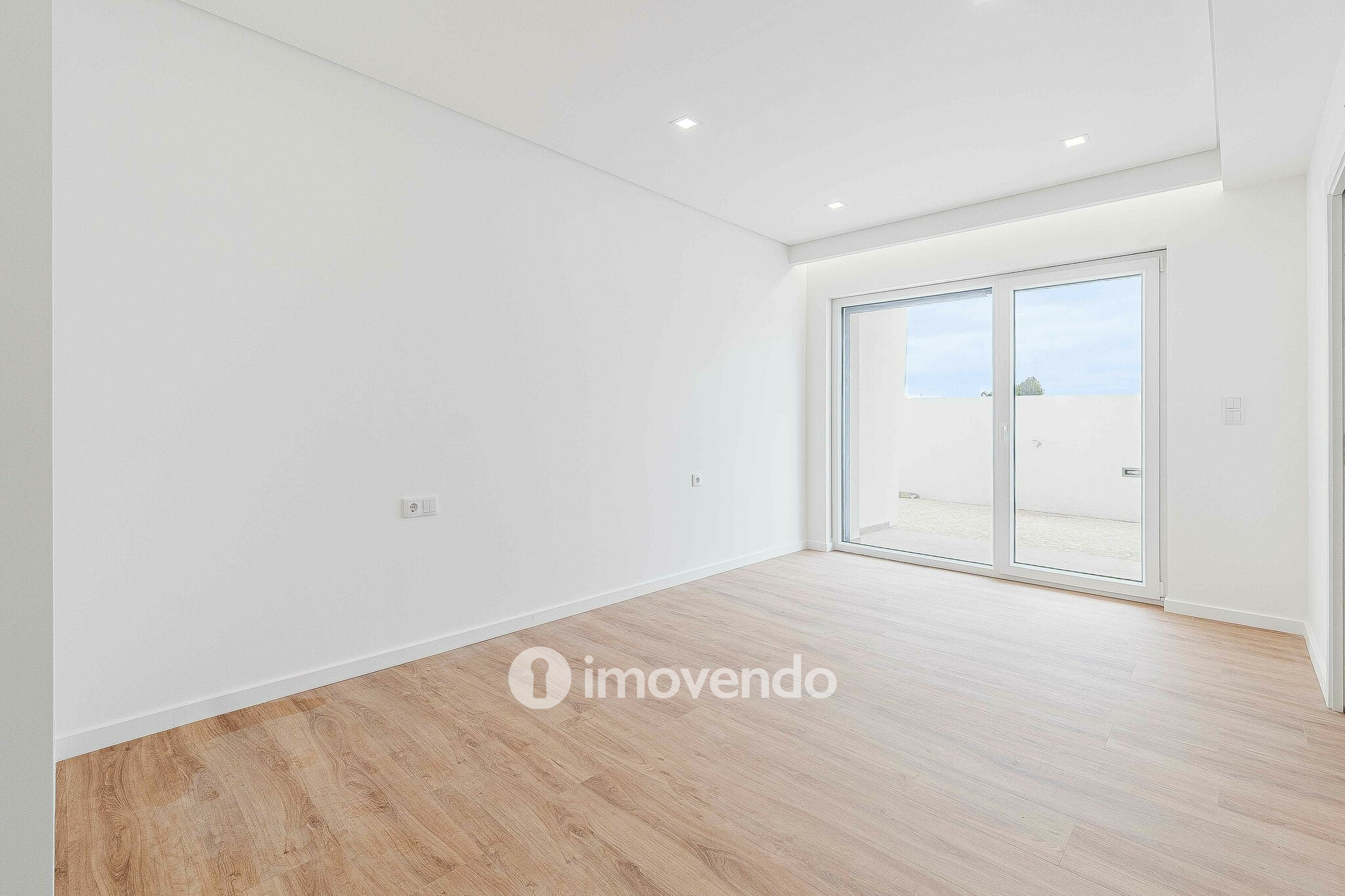 Moradia T4 moderna, com piscina de água salgada e garagem, no Montijo