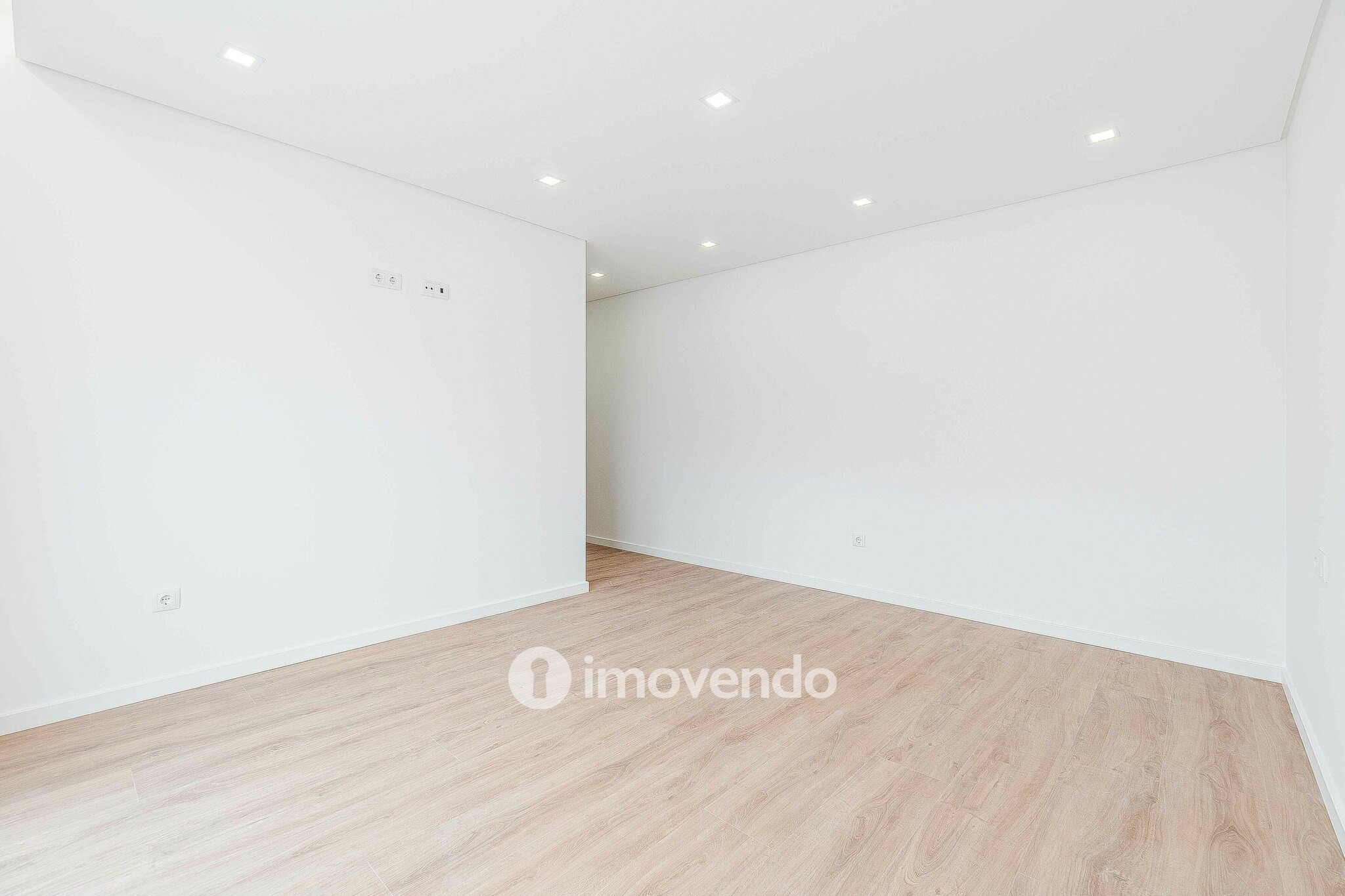 Moradia T4 moderna, com piscina de água salgada e garagem, no Montijo