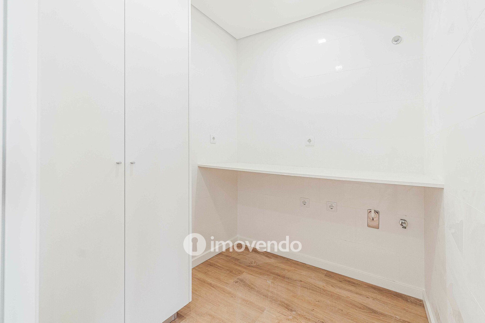 Moradia T4 moderna, com piscina de água salgada e garagem, no Montijo