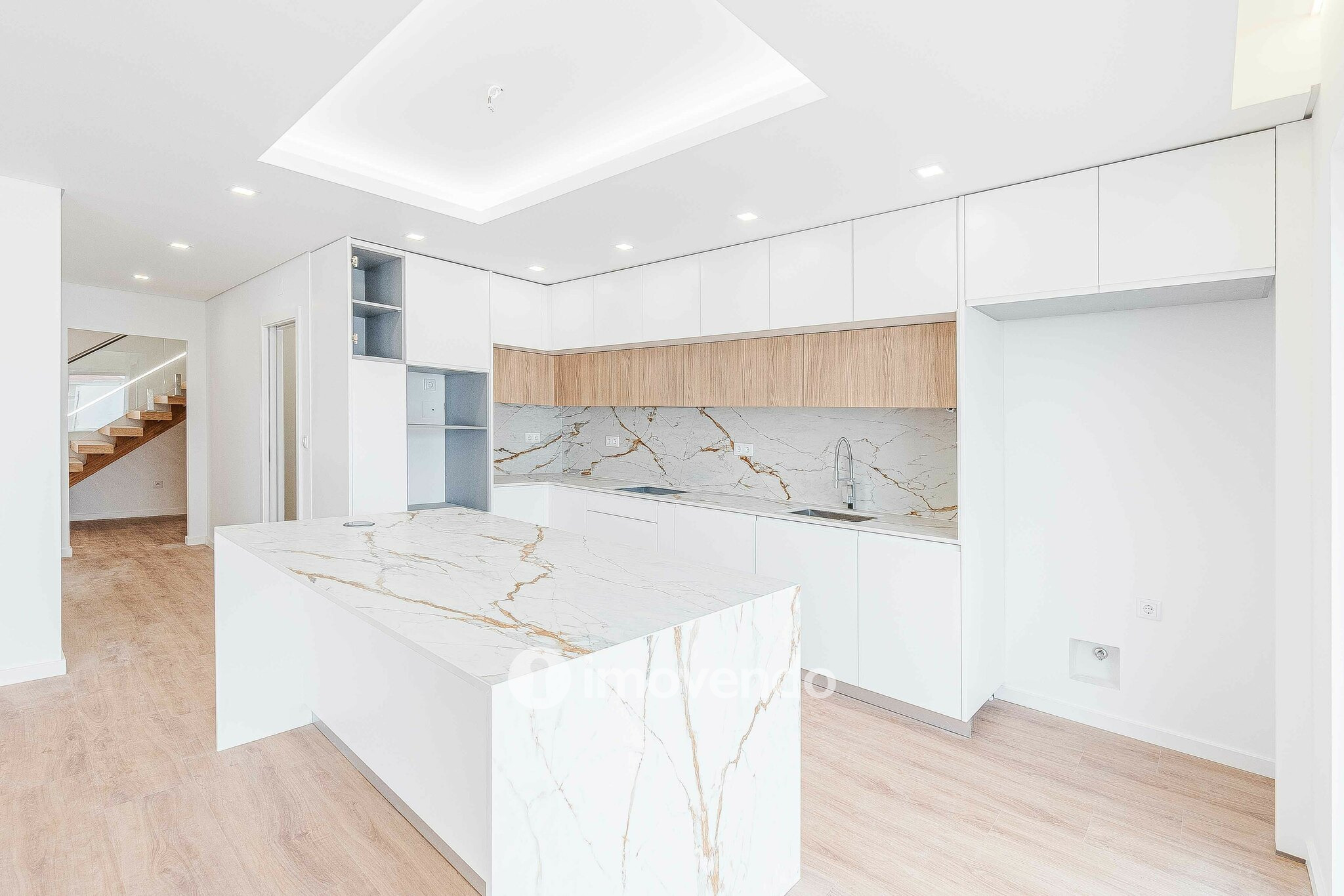 Moradia T4 moderna, com piscina de água salgada e garagem, no Montijo