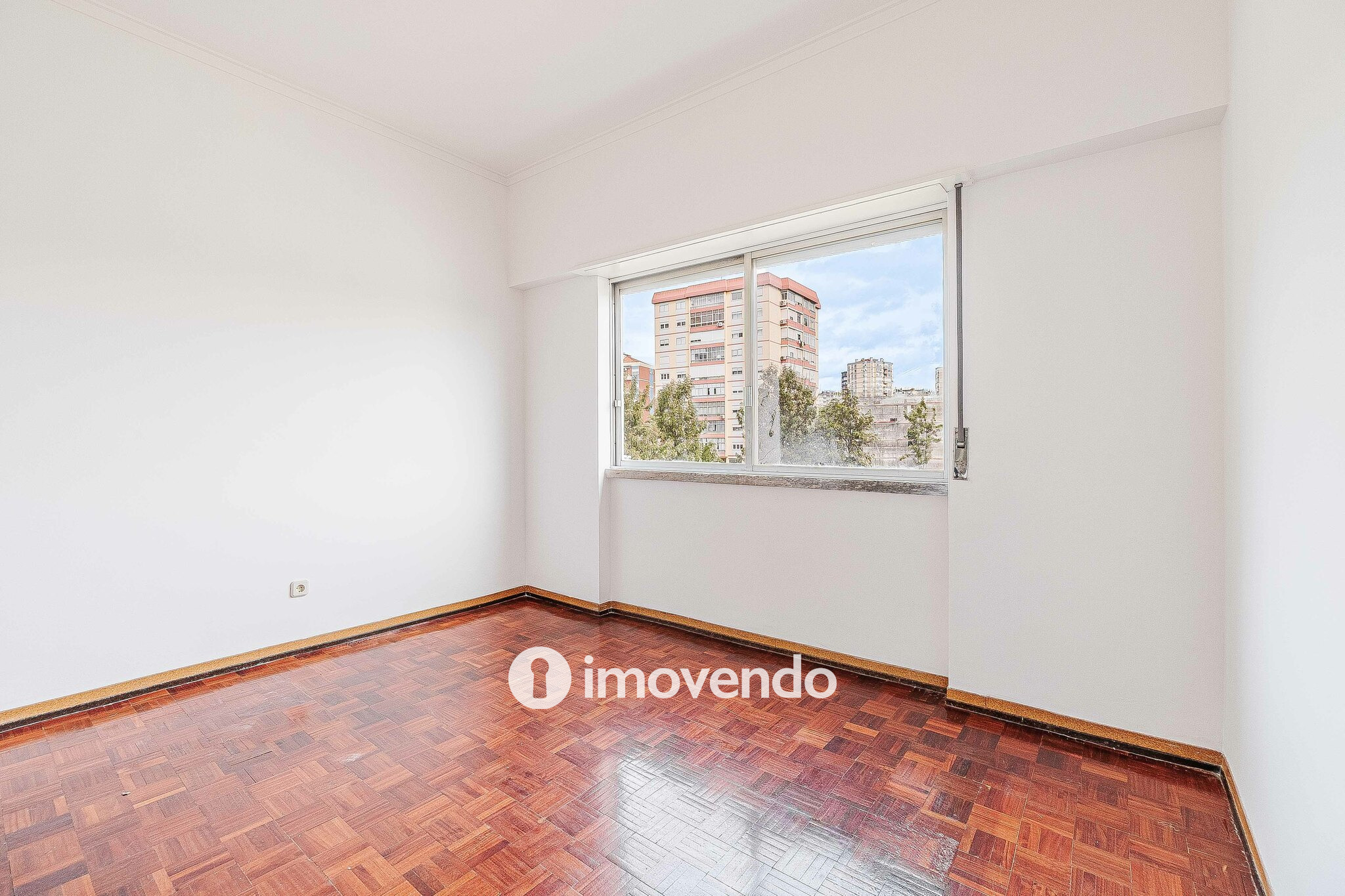 Apartamento T2 com áreas amplas, em Odivelas