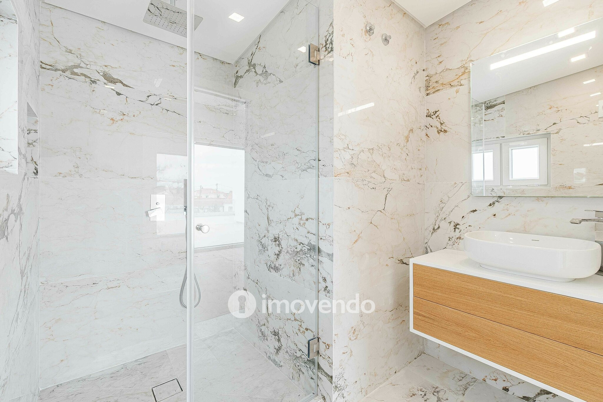 Moradia T4 moderna, com piscina de água salgada e garagem, no Montijo