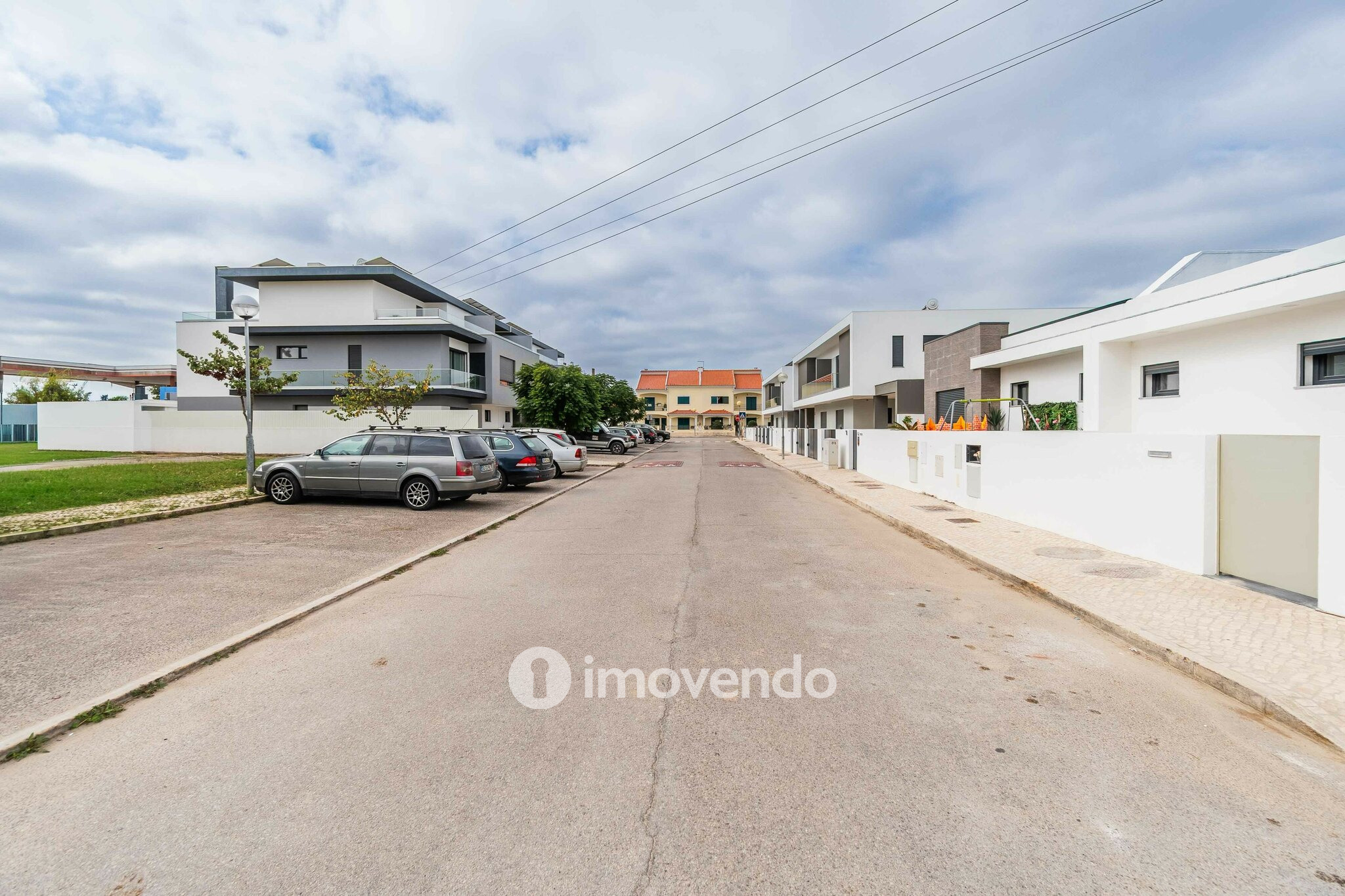 Moradia T4 moderna, com piscina de água salgada e garagem, no Montijo