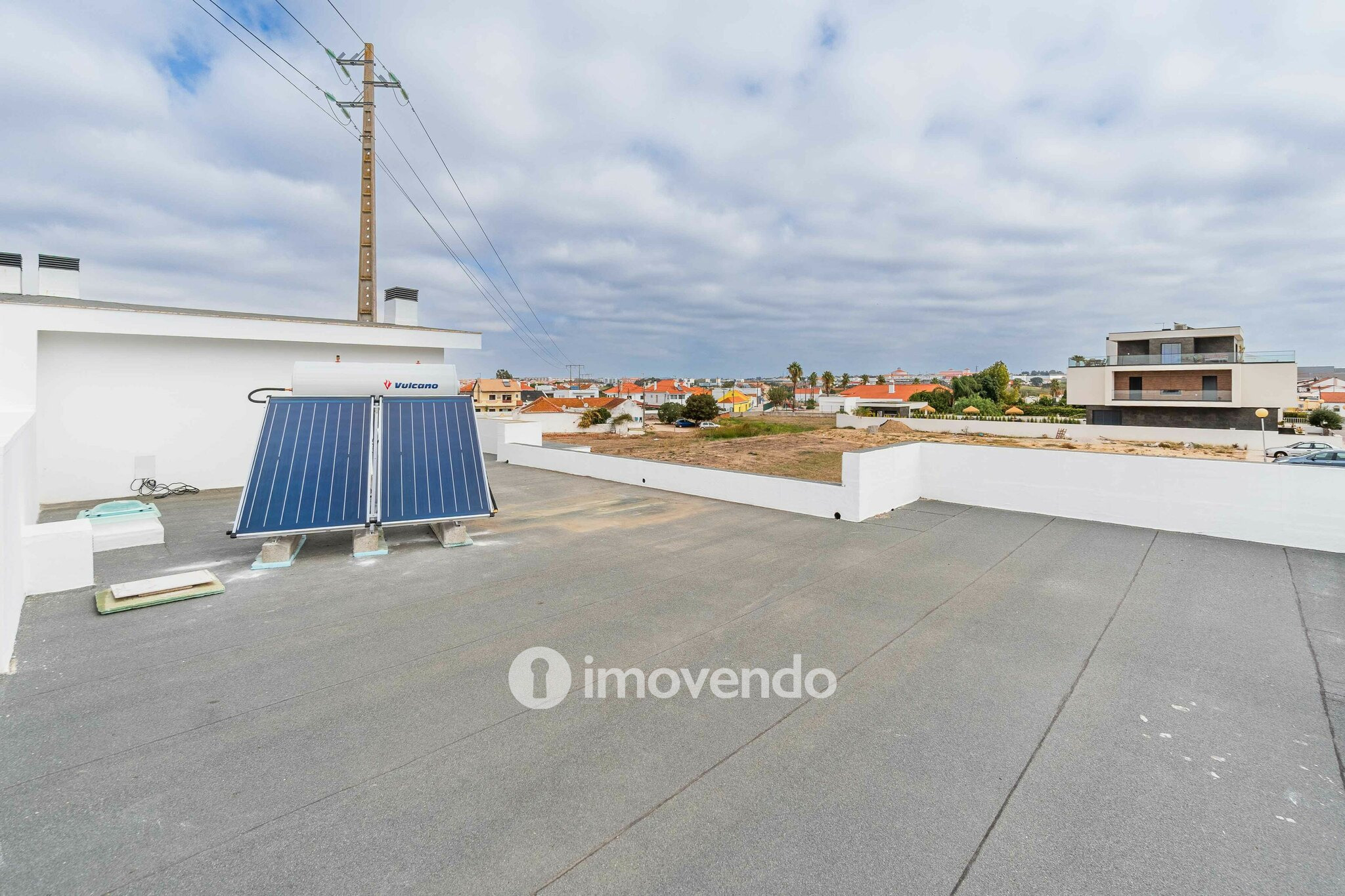 Moradia T4 moderna, com piscina de água salgada e garagem, no Montijo