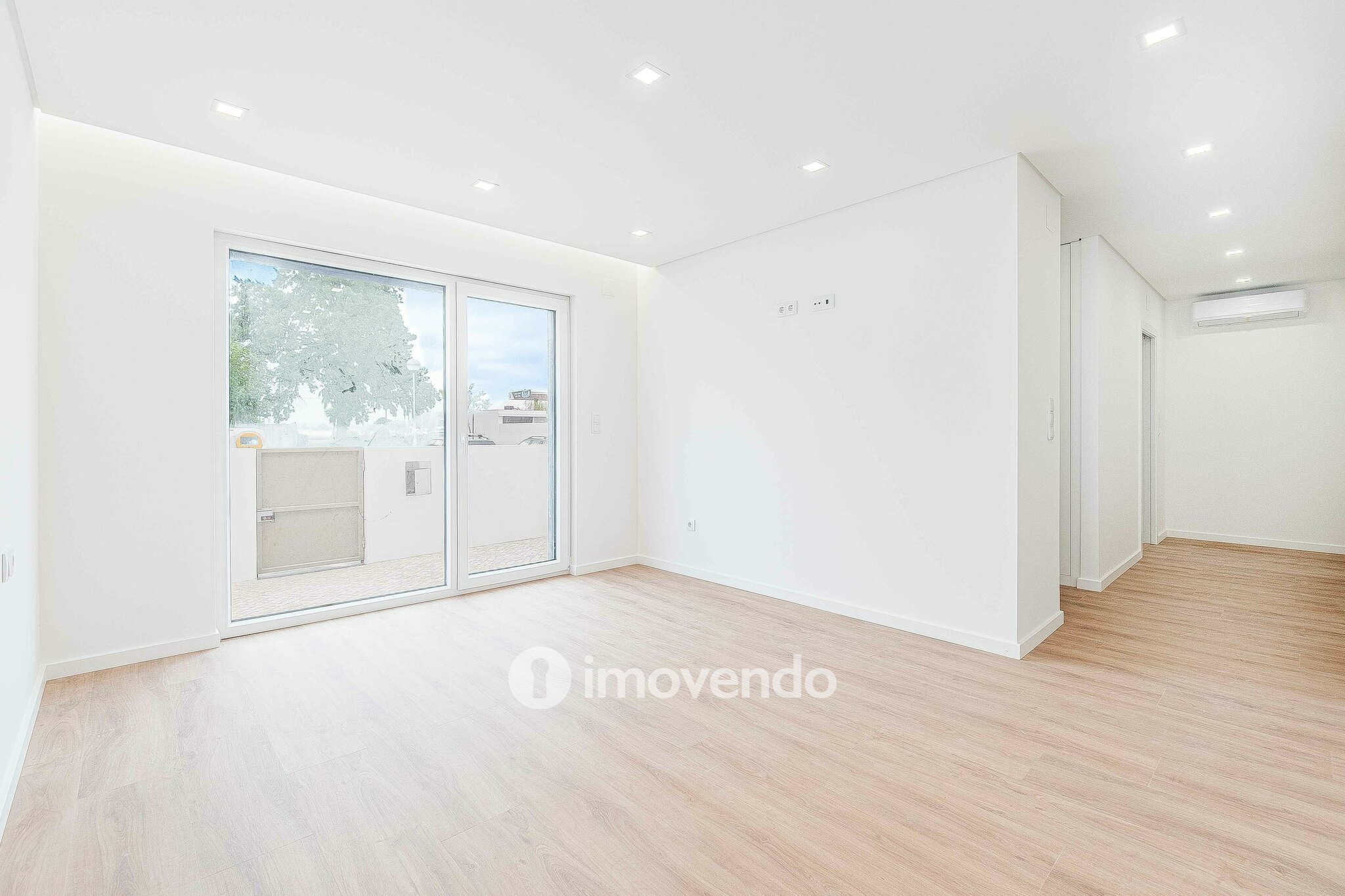 Moradia T4 moderna, com piscina de água salgada e garagem, no Montijo