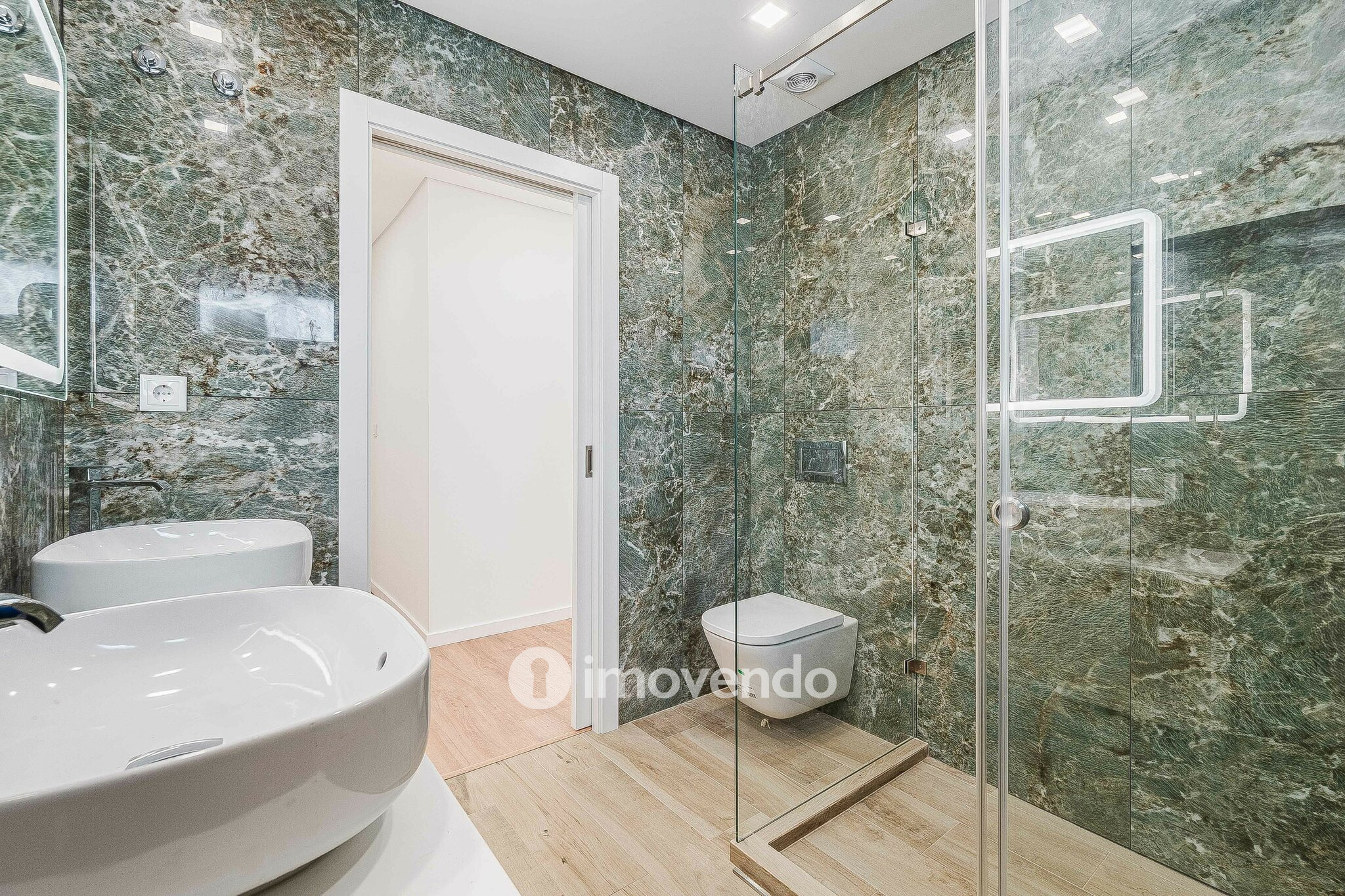 Moradia T4 moderna, com piscina de água salgada e garagem, no Montijo