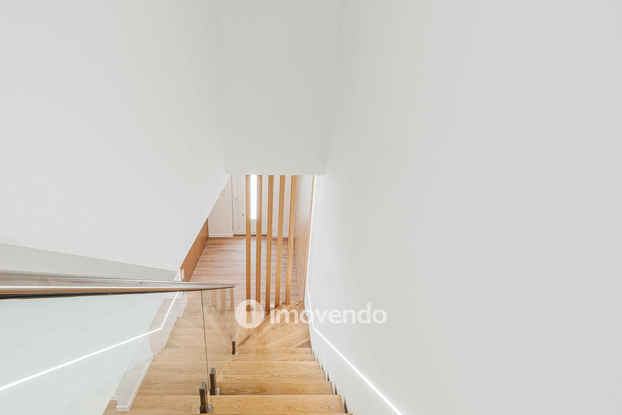 Moradia T4 moderna, com piscina de água salgada e garagem, no Montijo