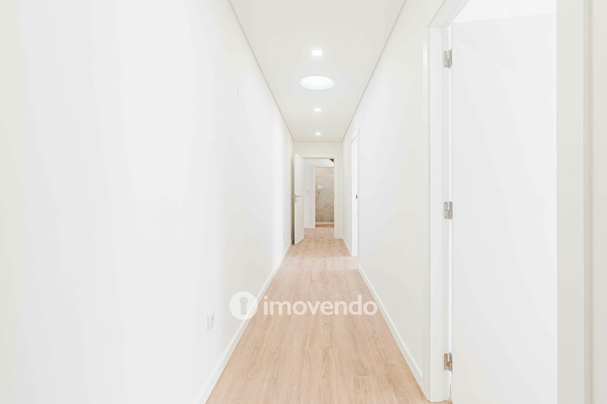 Moradia T4 moderna, com piscina de água salgada e garagem, no Montijo