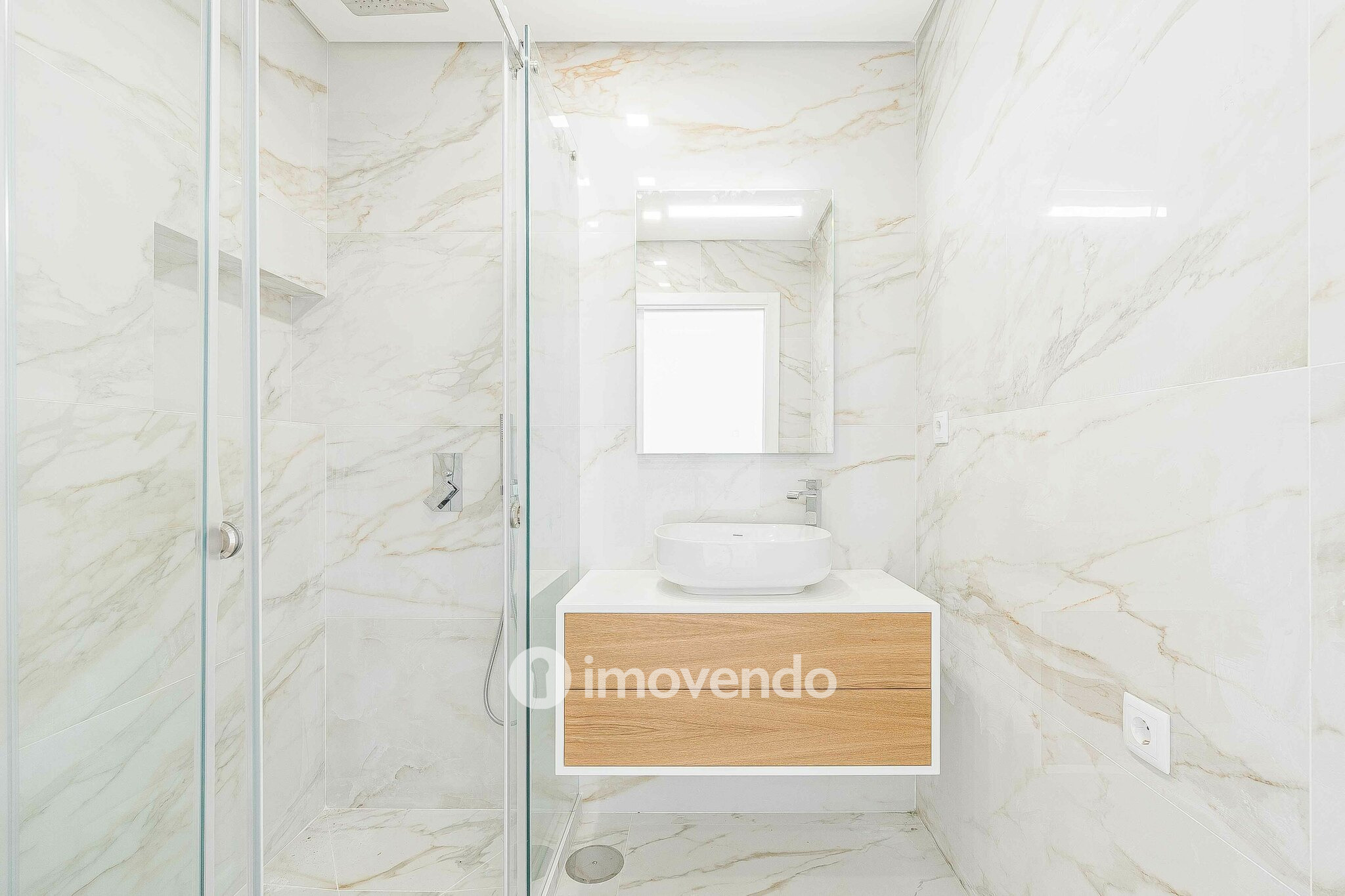 Moradia T4 moderna, com piscina de água salgada e garagem, no Montijo