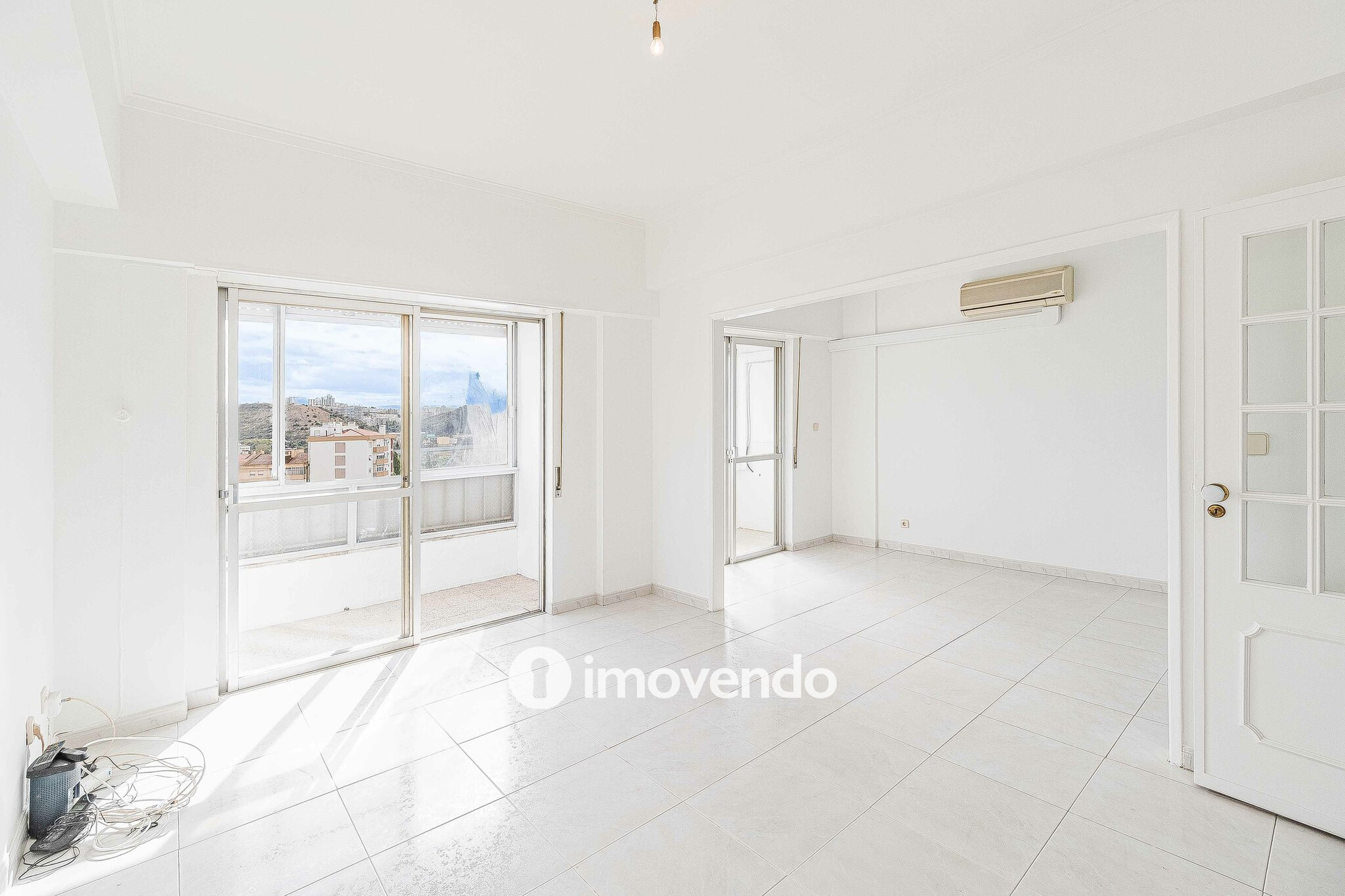Apartamento T2 com áreas amplas, em Odivelas