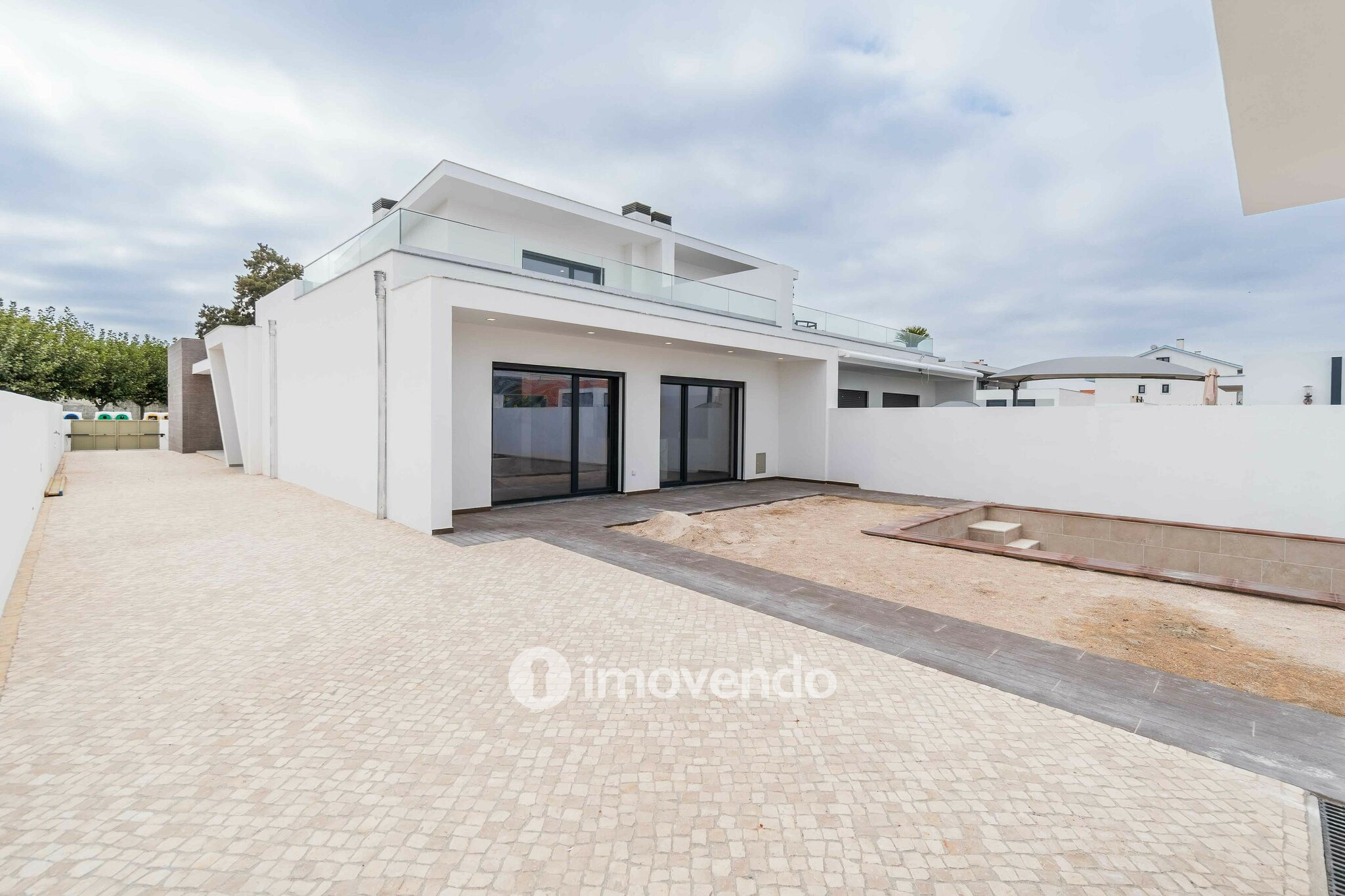 Moradia T4 moderna, com piscina de água salgada e garagem, no Montijo