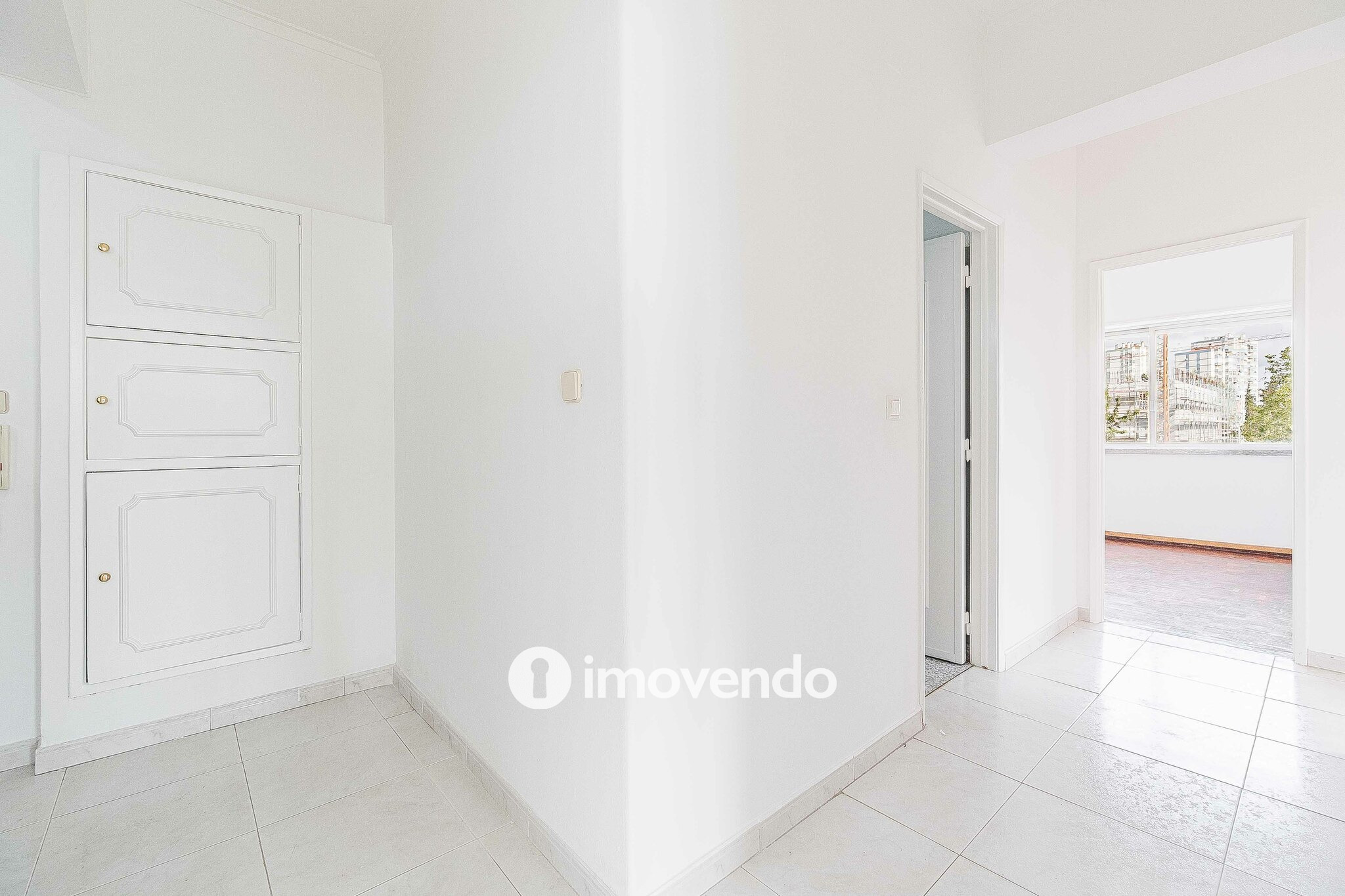 Apartamento T2 com áreas amplas, em Odivelas