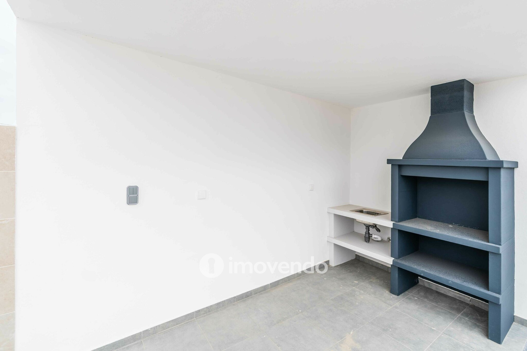 Moradia T4 moderna, com piscina de água salgada e garagem, no Montijo