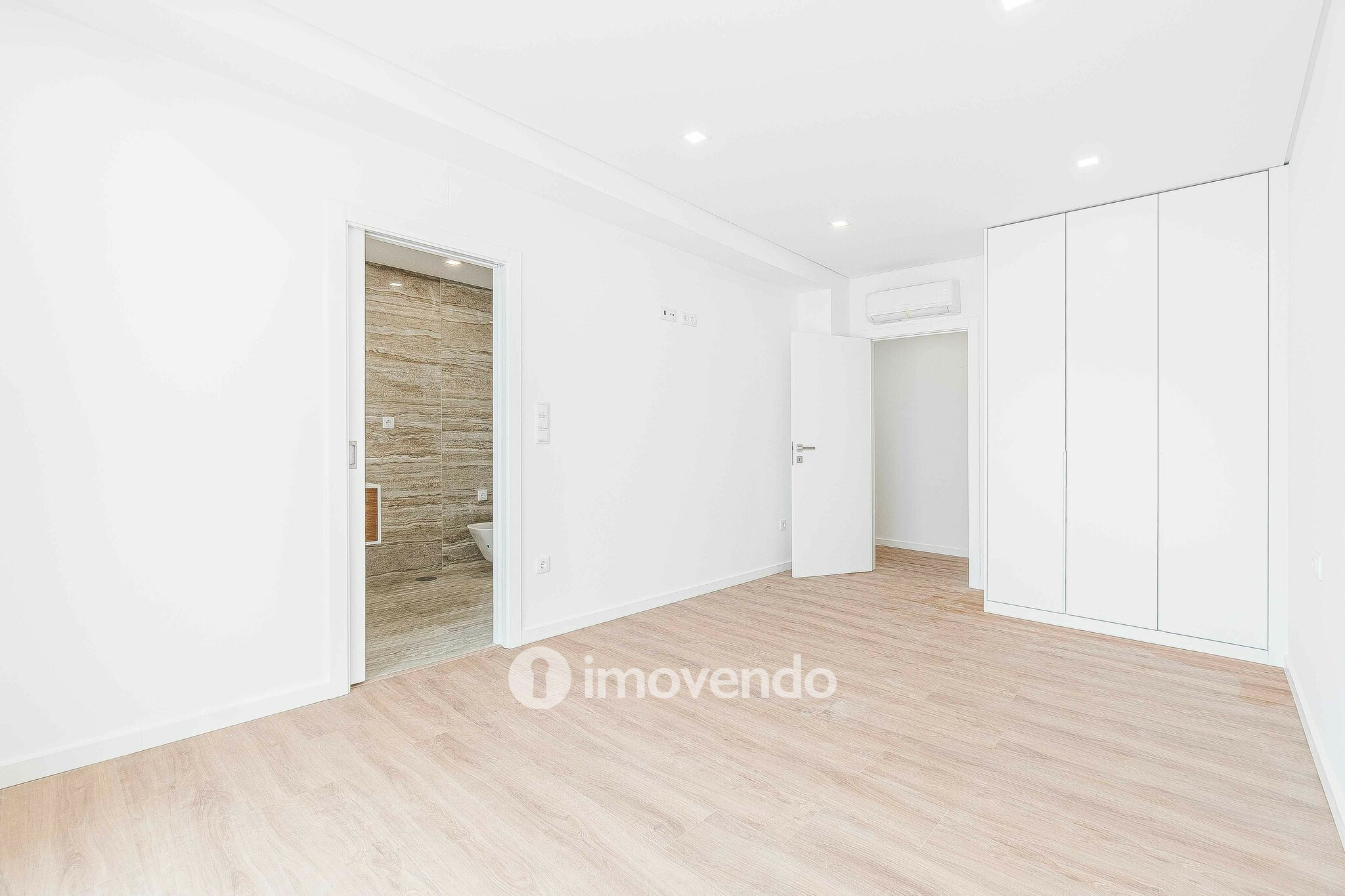 Moradia T4 moderna, com piscina de água salgada e garagem, no Montijo