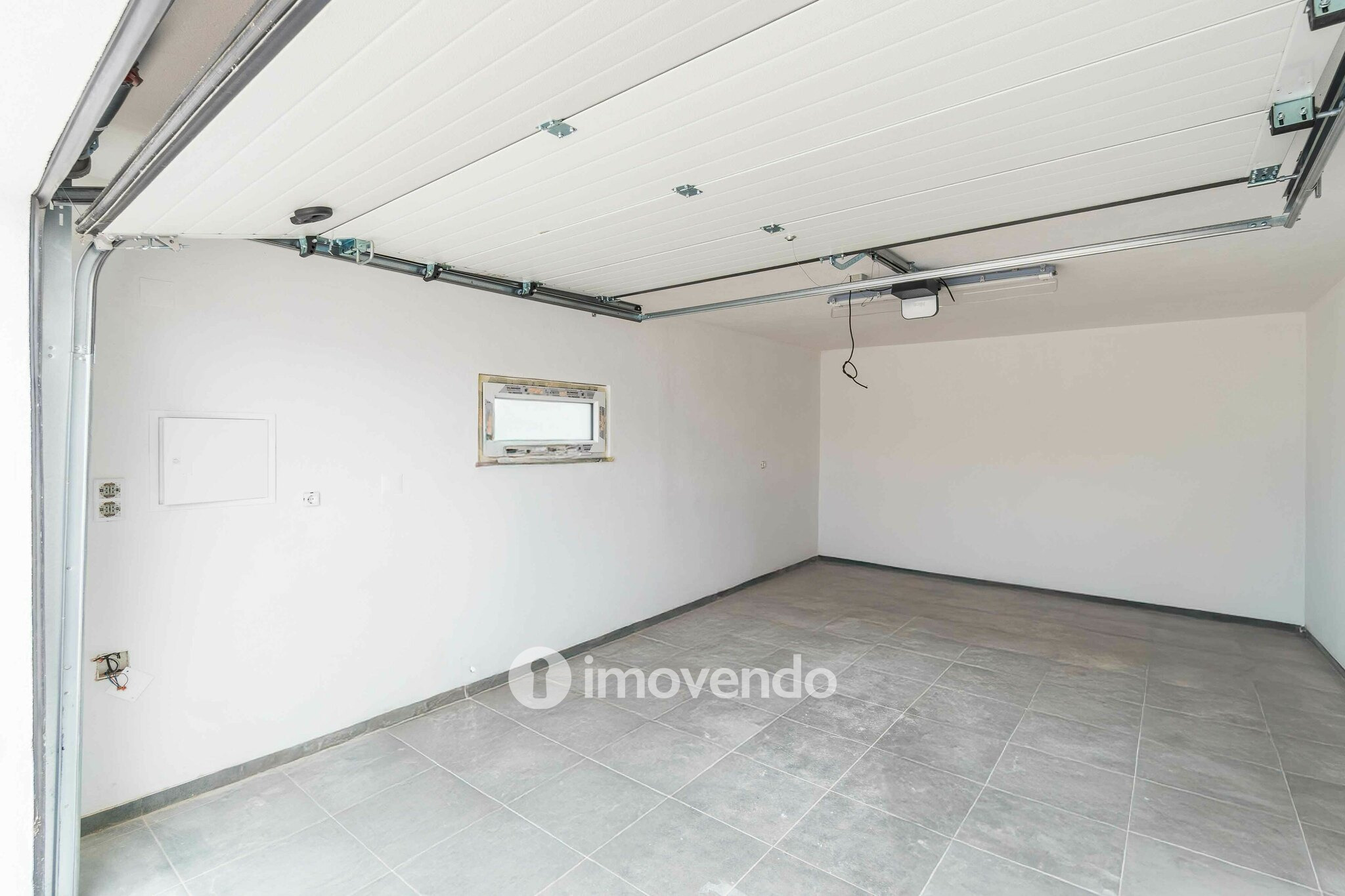 Moradia T4 moderna, com piscina de água salgada e garagem, no Montijo