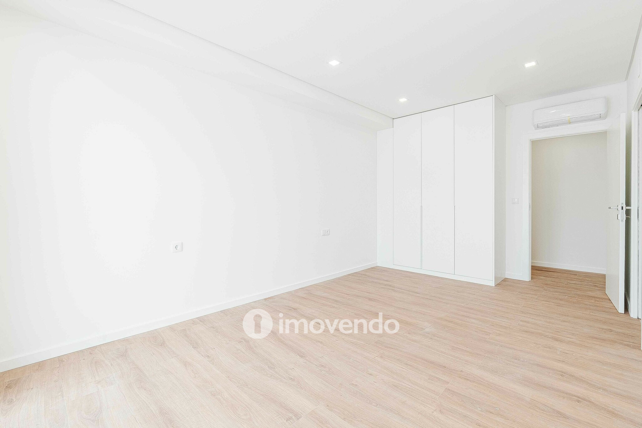 Moradia T4 moderna, com piscina de água salgada e garagem, no Montijo