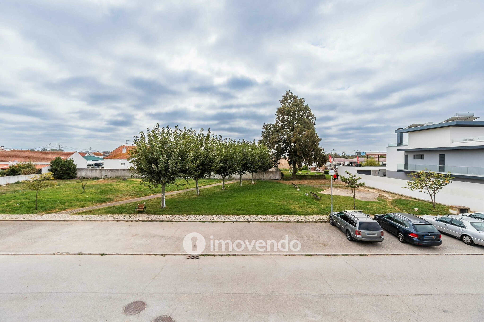 Moradia T4 moderna, com piscina de água salgada e garagem, no Montijo