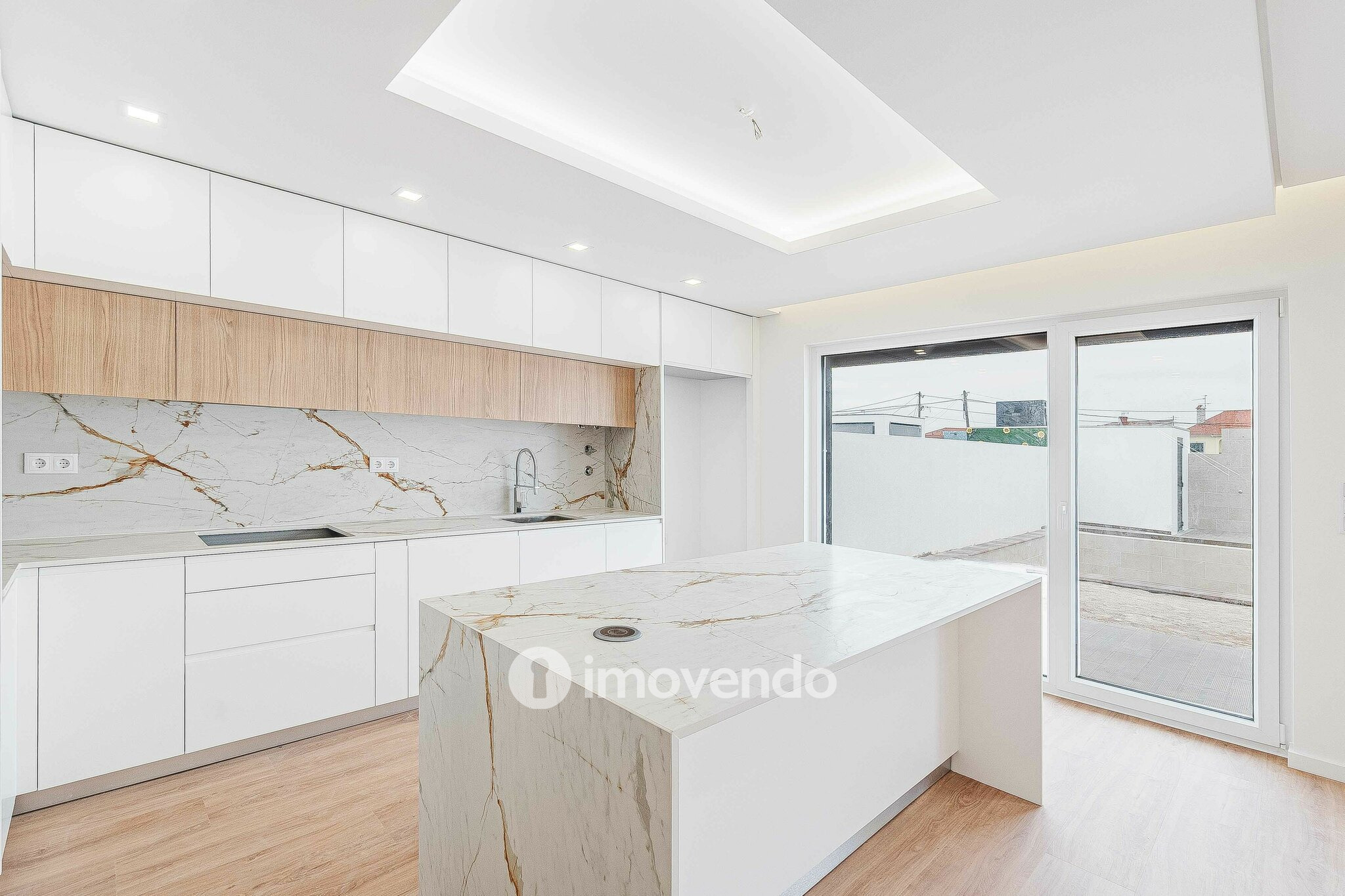 Moradia T4 moderna, com piscina de água salgada e garagem, no Montijo