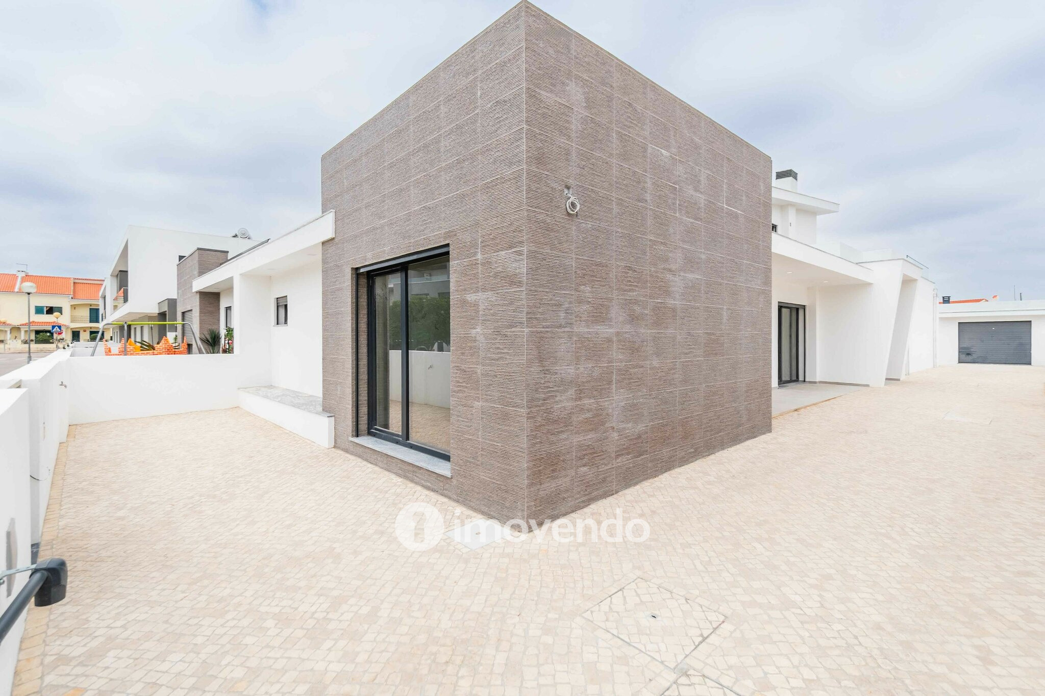 Moradia T4 moderna, com piscina de água salgada e garagem, no Montijo