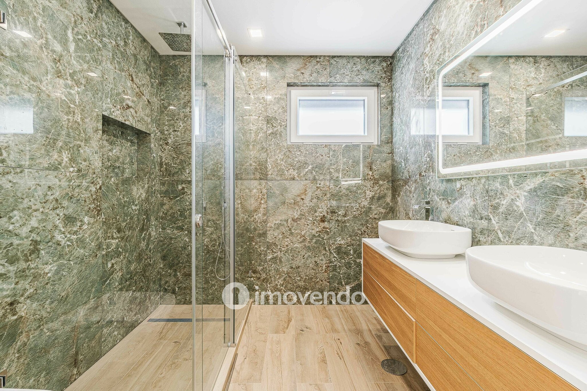 Moradia T4 moderna, com piscina de água salgada e garagem, no Montijo