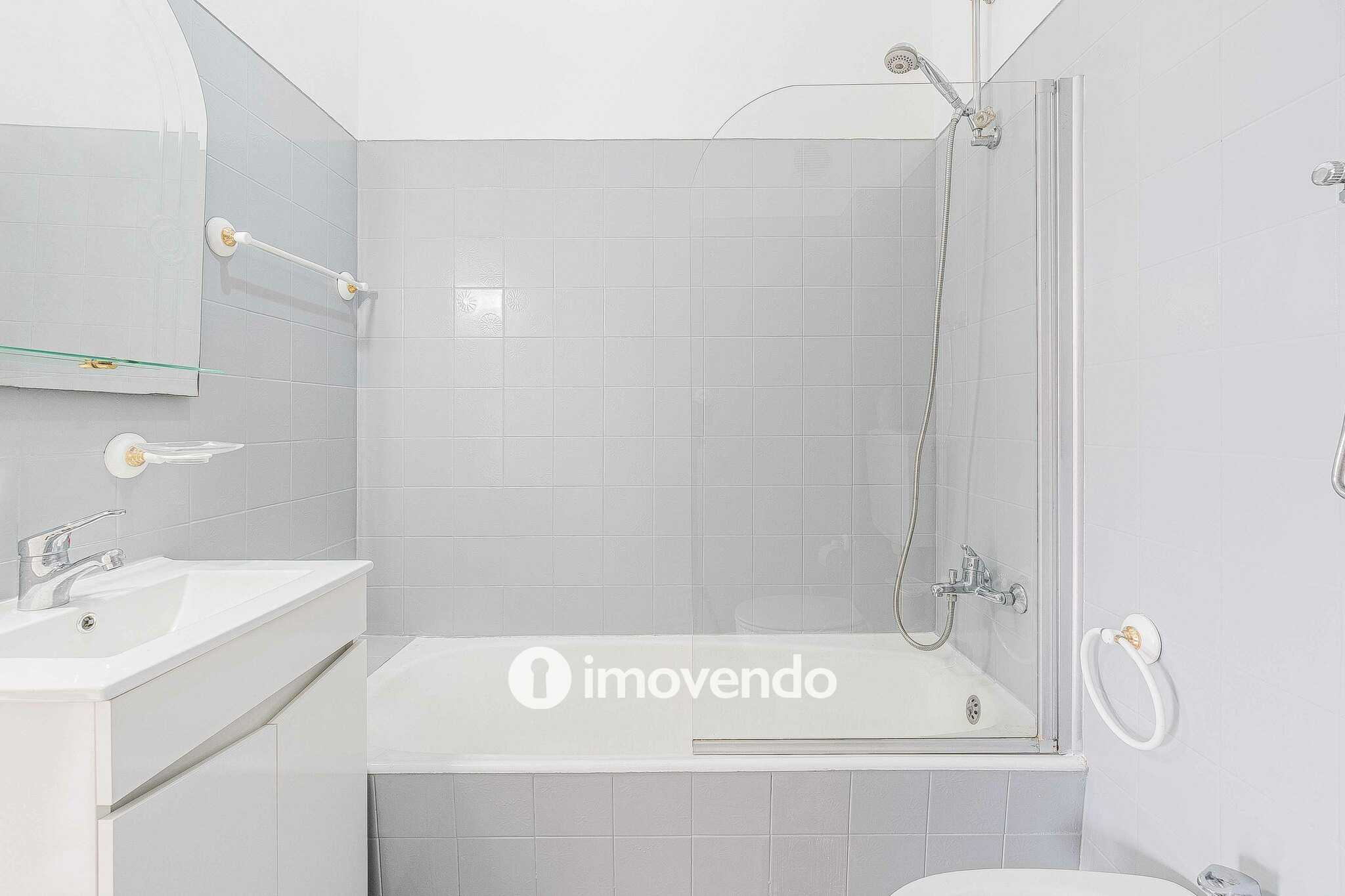 Apartamento T2 com áreas amplas, em Odivelas