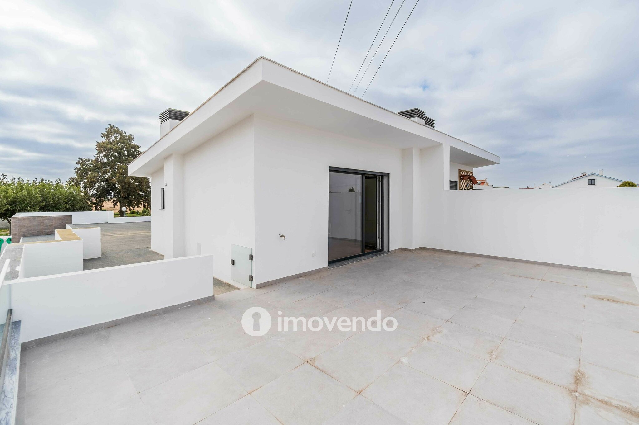 Moradia T4 moderna, com piscina de água salgada e garagem, no Montijo