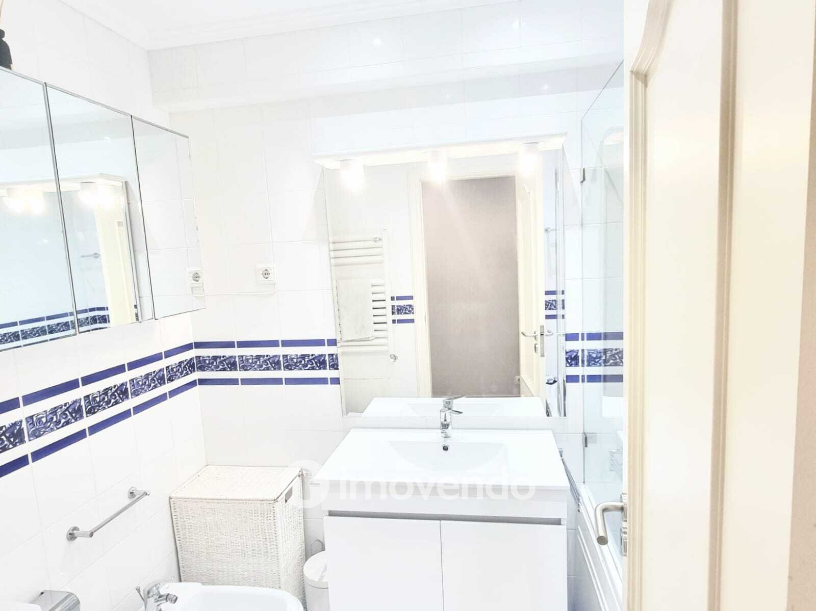 Apartamento T3 exclusivo, com garagem e vista mar, na Parede