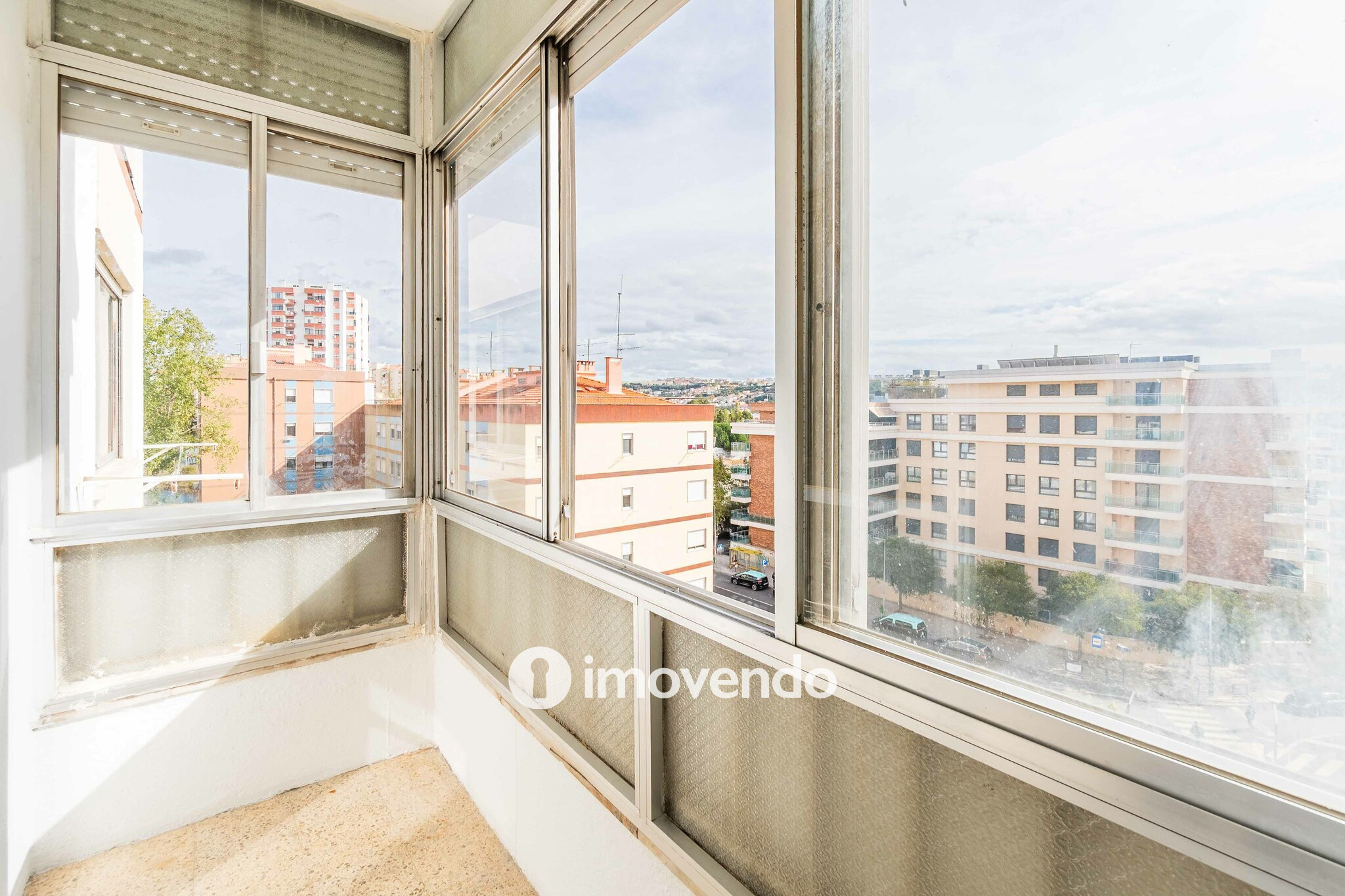 Apartamento T2 com áreas amplas, em Odivelas