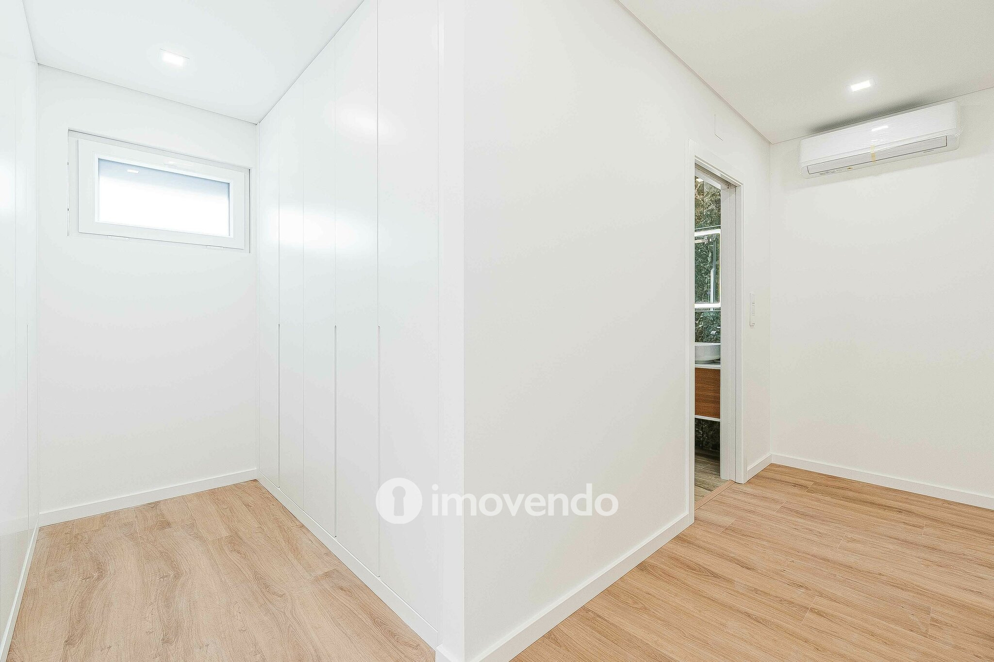 Moradia T4 moderna, com piscina de água salgada e garagem, no Montijo