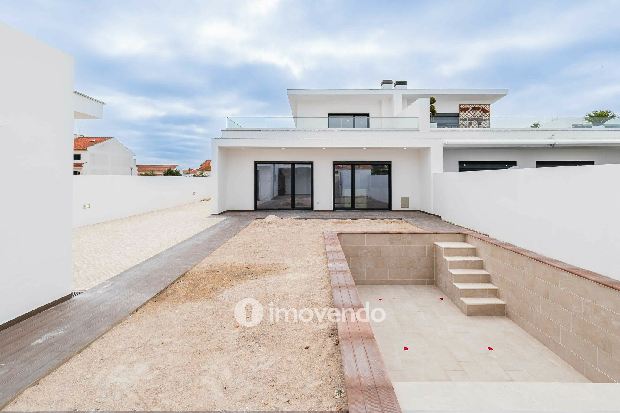 Moradia T4 moderna, com piscina de água salgada e garagem, no Montijo