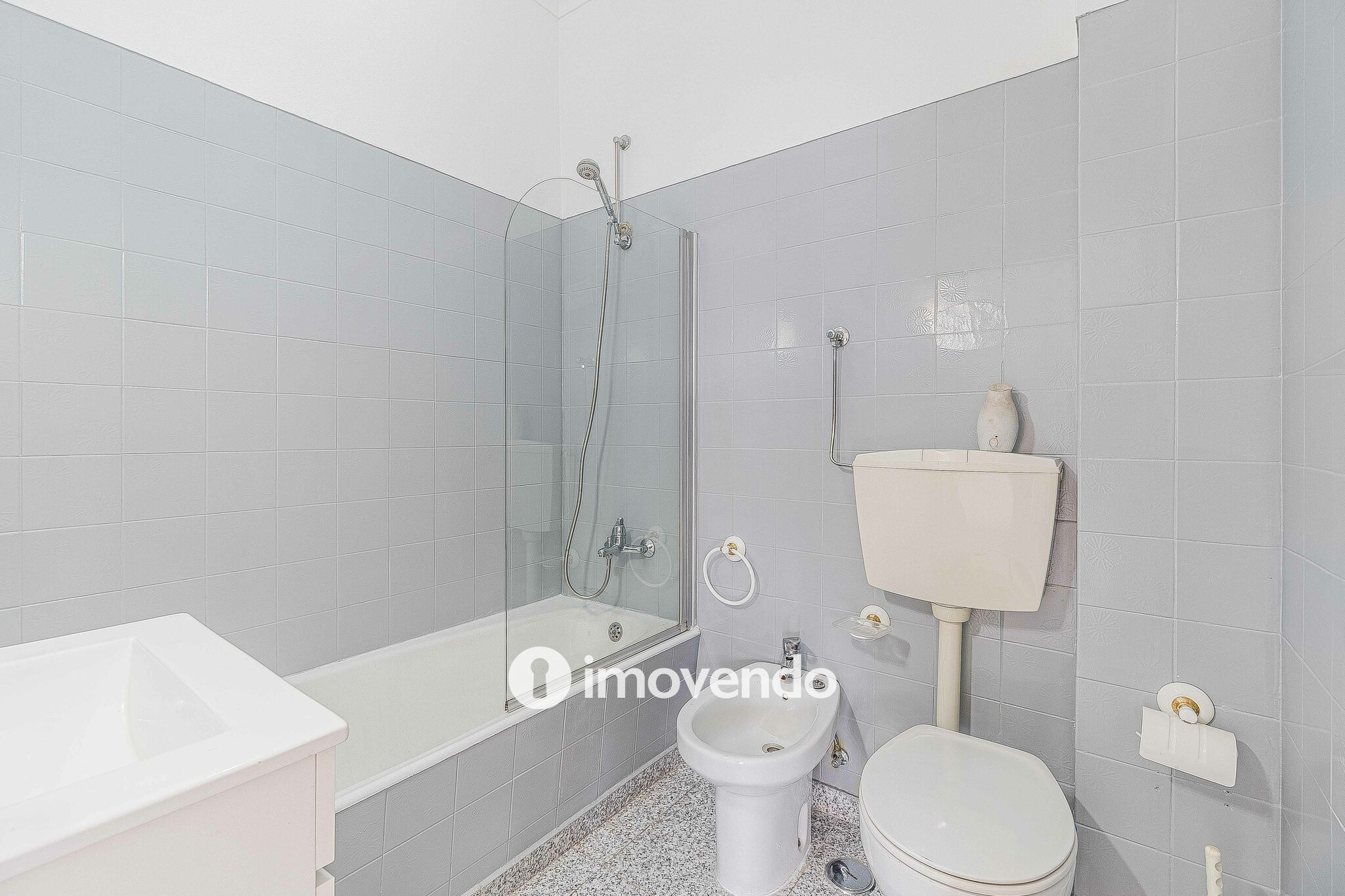 Apartamento T2 com áreas amplas, em Odivelas