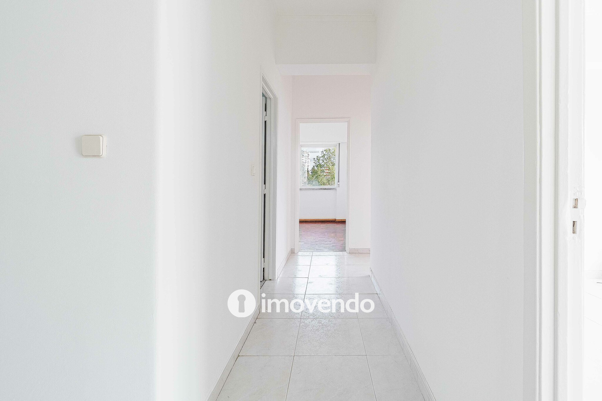 Apartamento T2 com áreas amplas, em Odivelas
