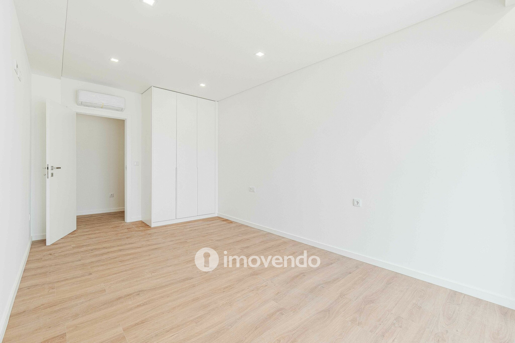 Moradia T4 moderna, com piscina de água salgada e garagem, no Montijo