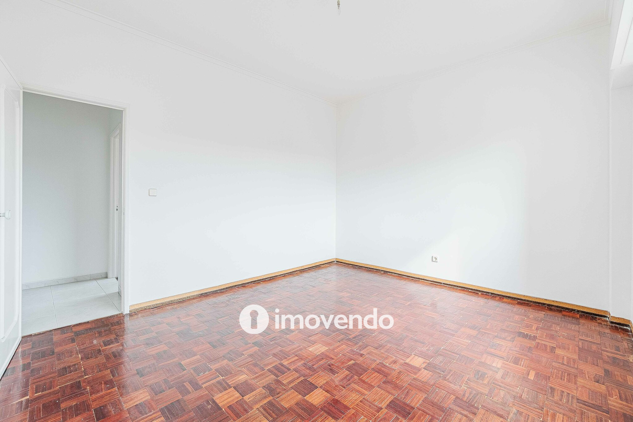 Apartamento T2 com áreas amplas, em Odivelas