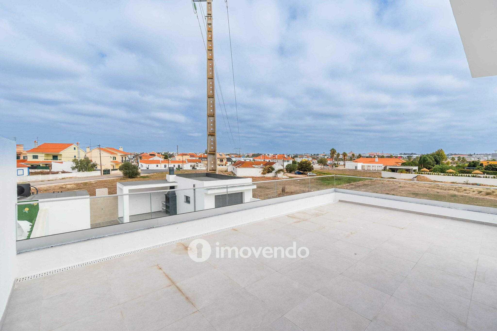 Moradia T4 moderna, com piscina de água salgada e garagem, no Montijo