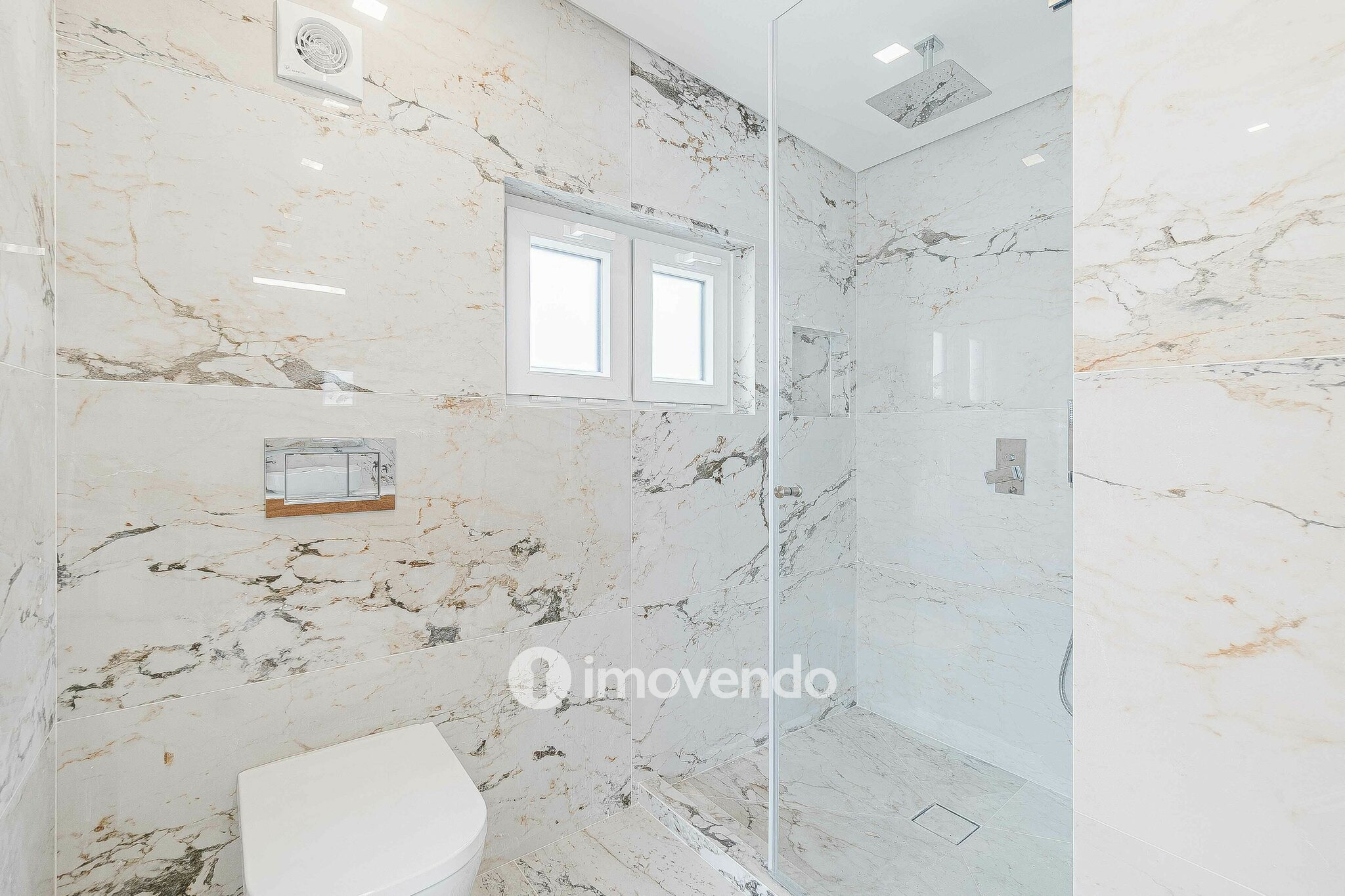 Moradia T4 moderna, com piscina de água salgada e garagem, no Montijo