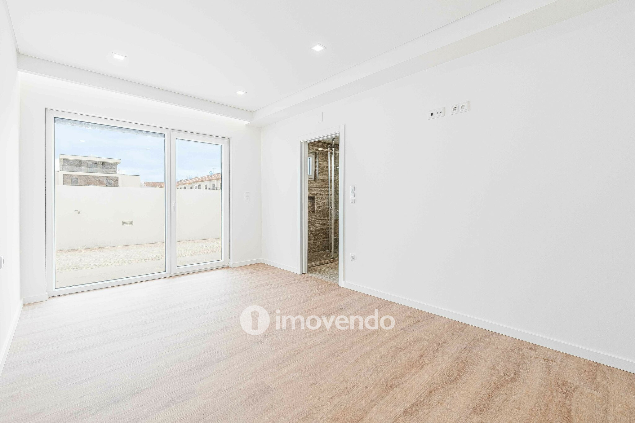 Moradia T4 moderna, com piscina de água salgada e garagem, no Montijo