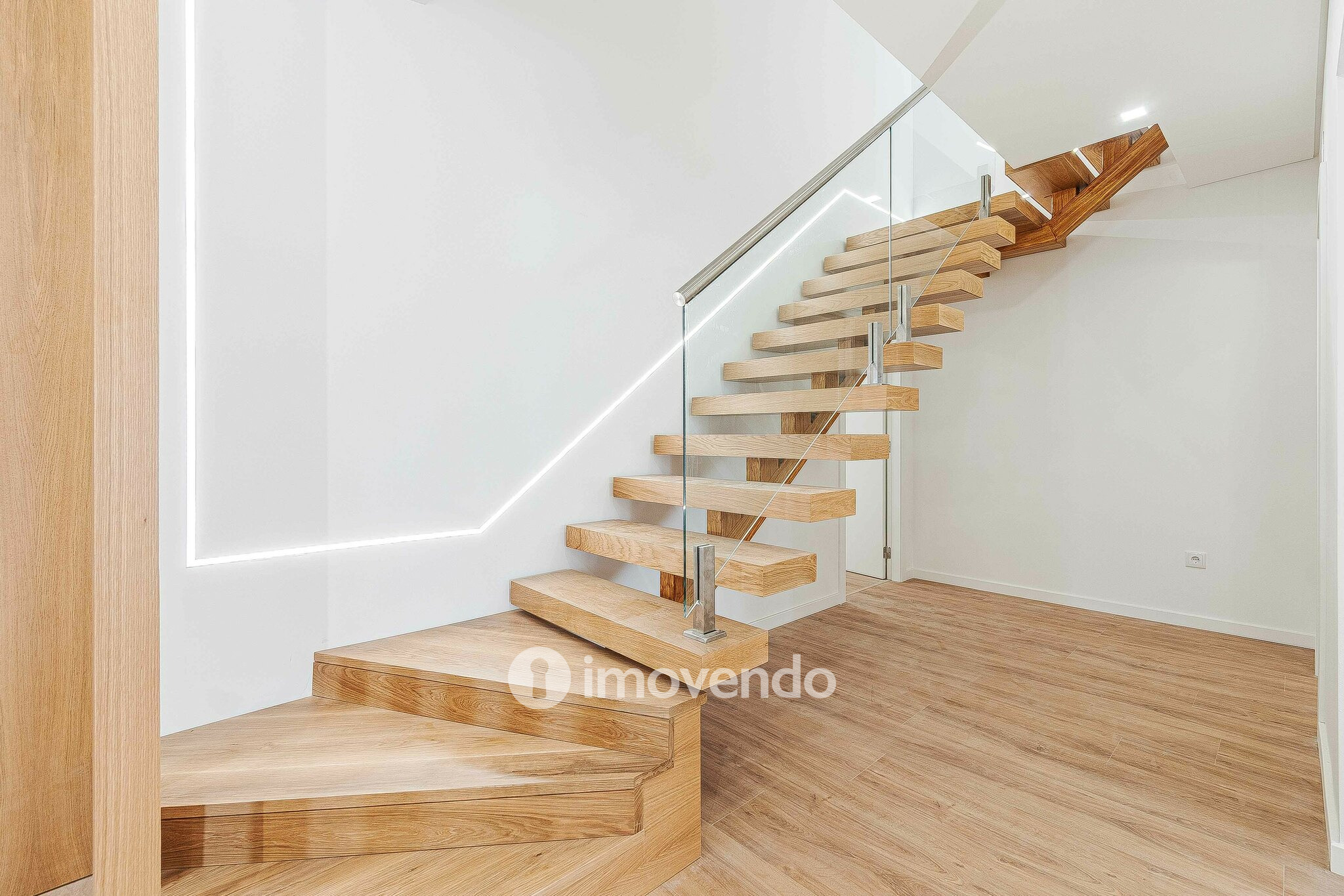 Moradia T4 moderna, com piscina de água salgada e garagem, no Montijo