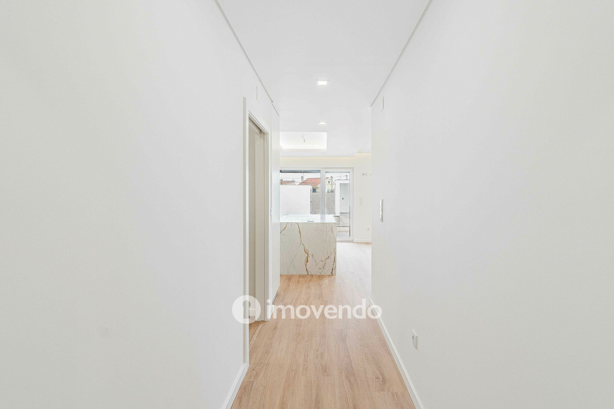 Moradia T4 moderna, com piscina de água salgada e garagem, no Montijo