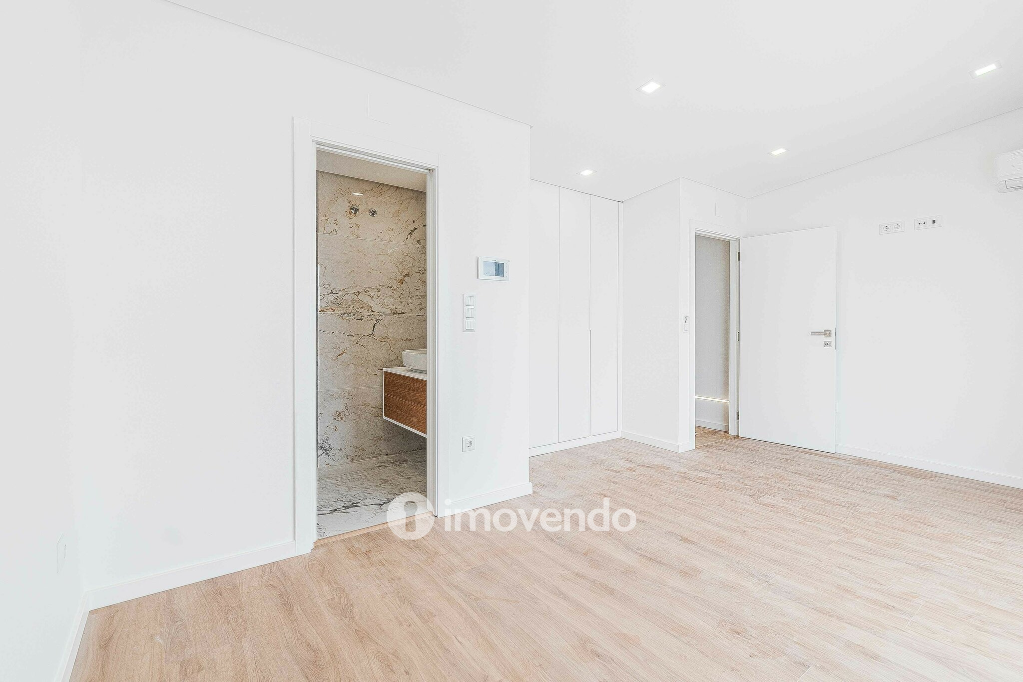 Moradia T4 moderna, com piscina de água salgada e garagem, no Montijo