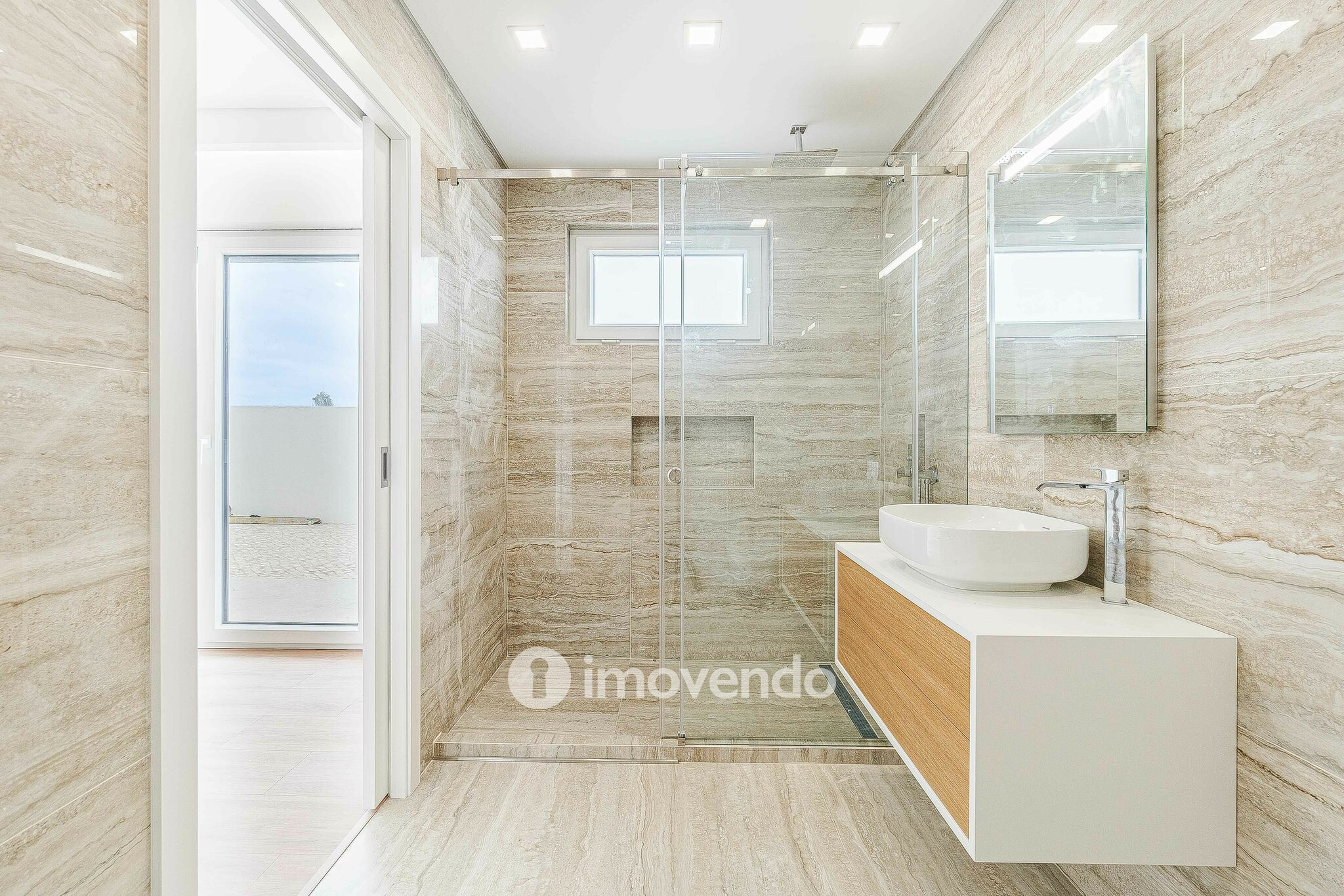 Moradia T4 moderna, com piscina de água salgada e garagem, no Montijo