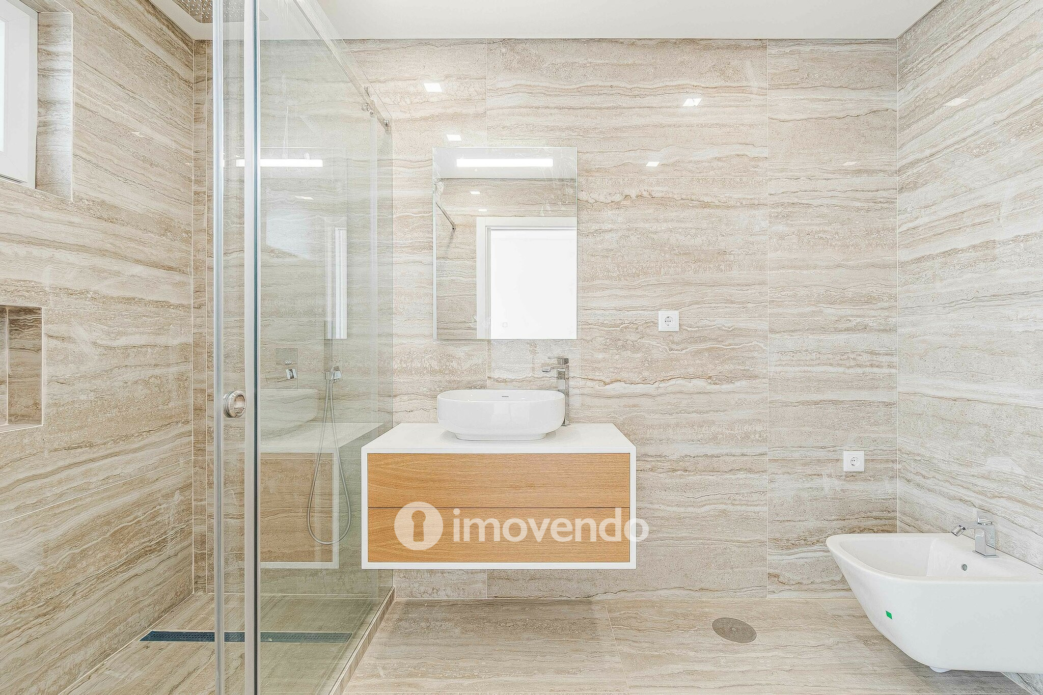 Moradia T4 moderna, com piscina de água salgada e garagem, no Montijo