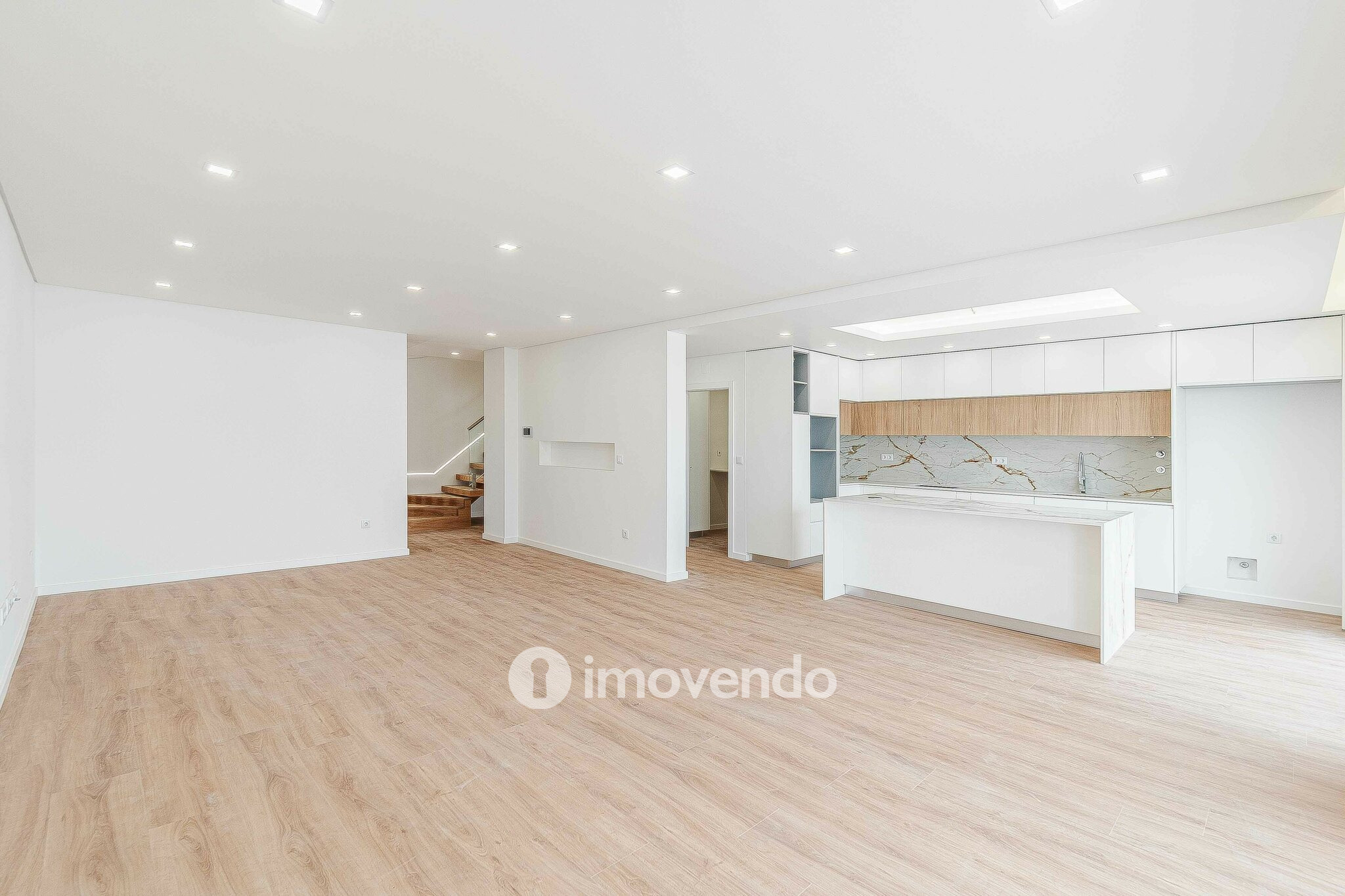 Moradia T4 moderna, com piscina de água salgada e garagem, no Montijo