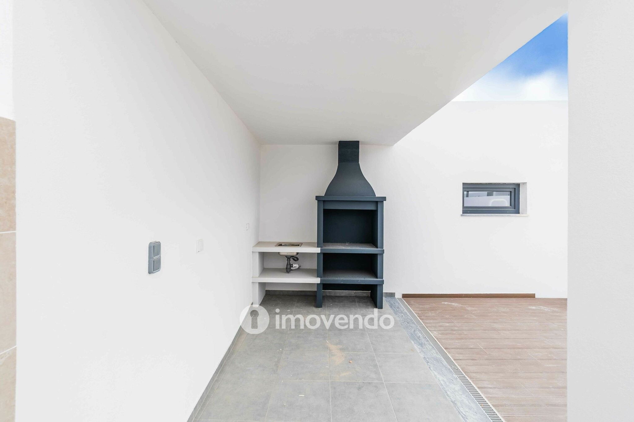 Moradia T4 moderna, com piscina de água salgada e garagem, no Montijo