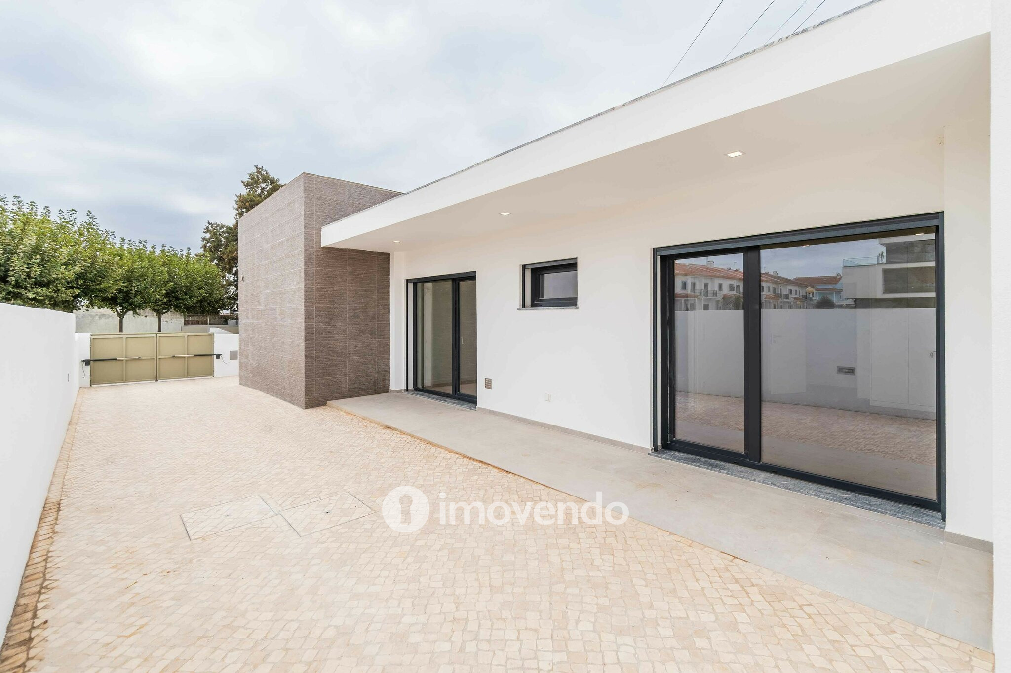 Moradia T4 moderna, com piscina de água salgada e garagem, no Montijo