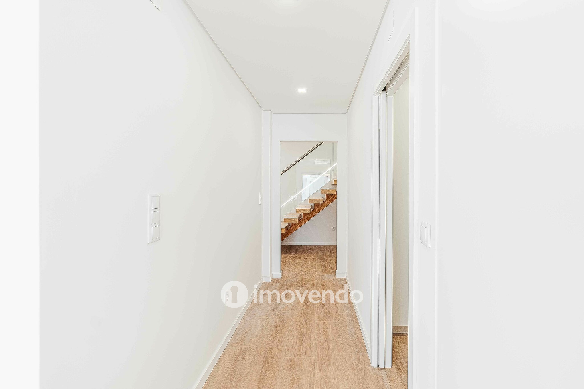 Moradia T4 moderna, com piscina de água salgada e garagem, no Montijo